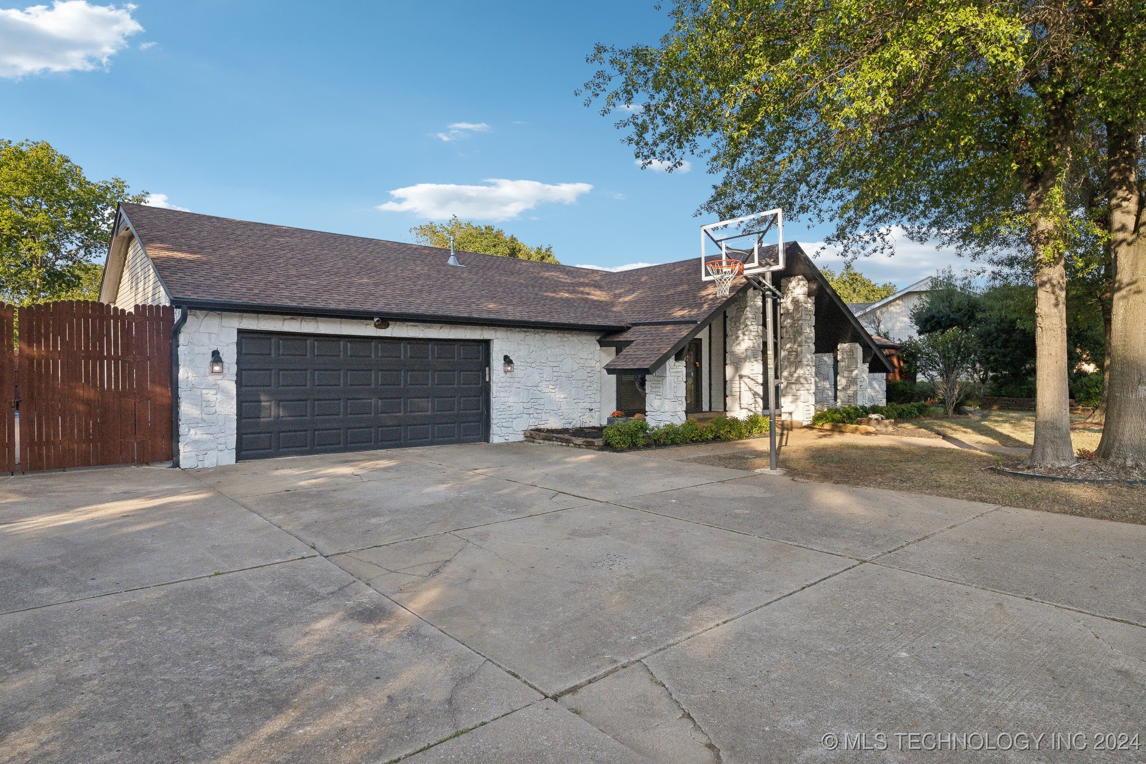 2527 W 68th Place Property Photo 3