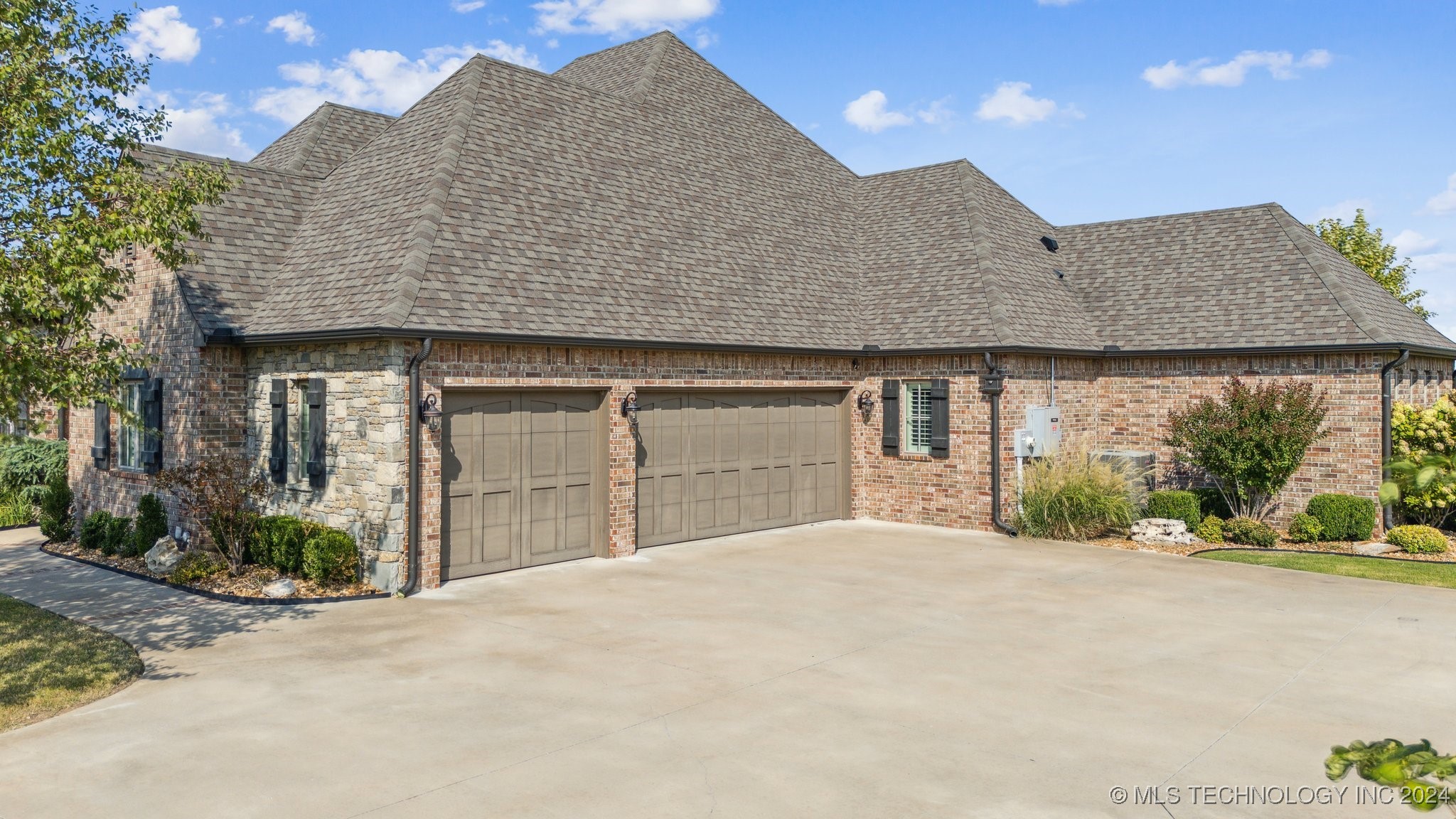 18441 E Persimmon Lane Property Photo 4