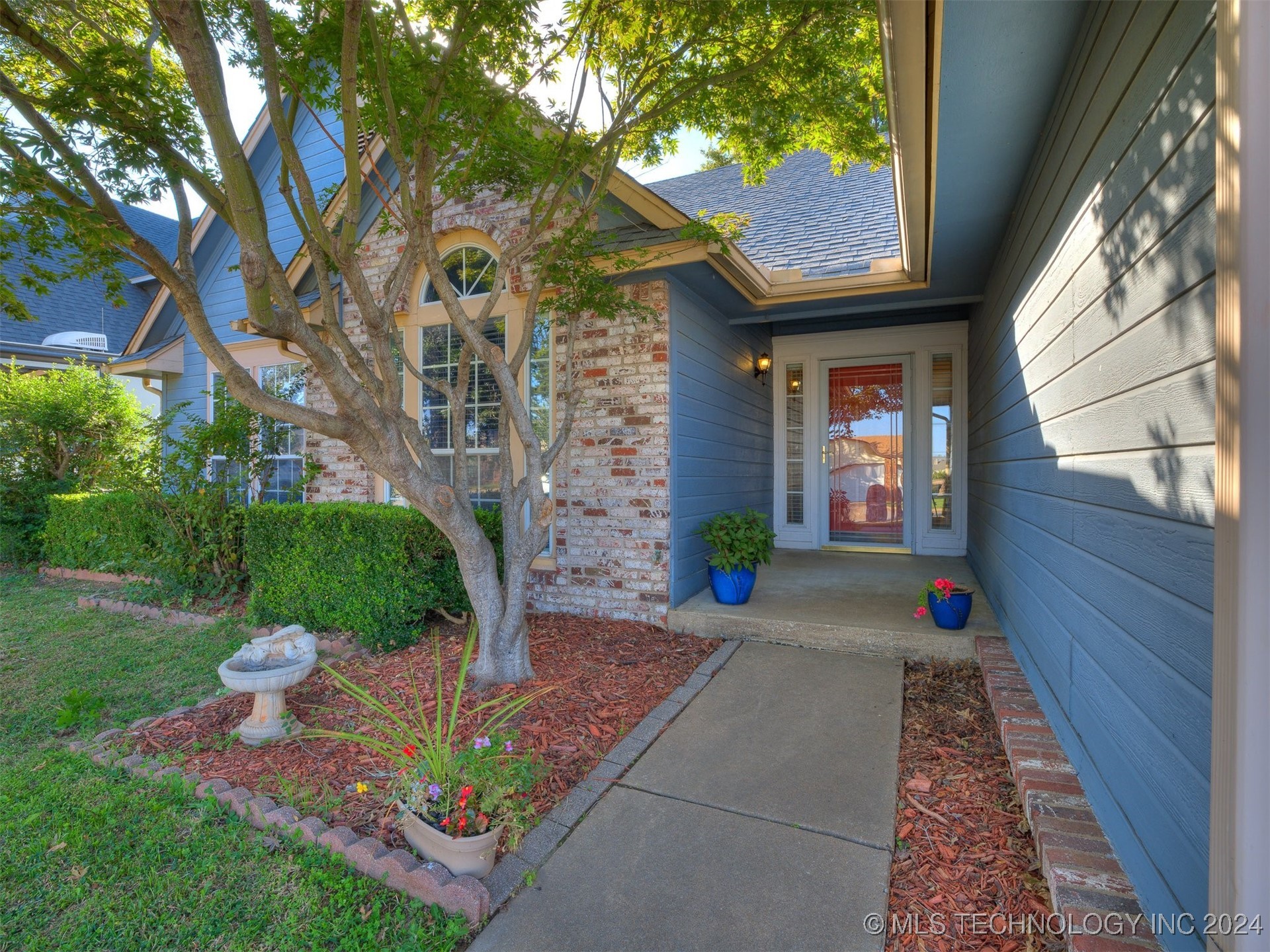 5116 S Spruce Drive Property Photo 1