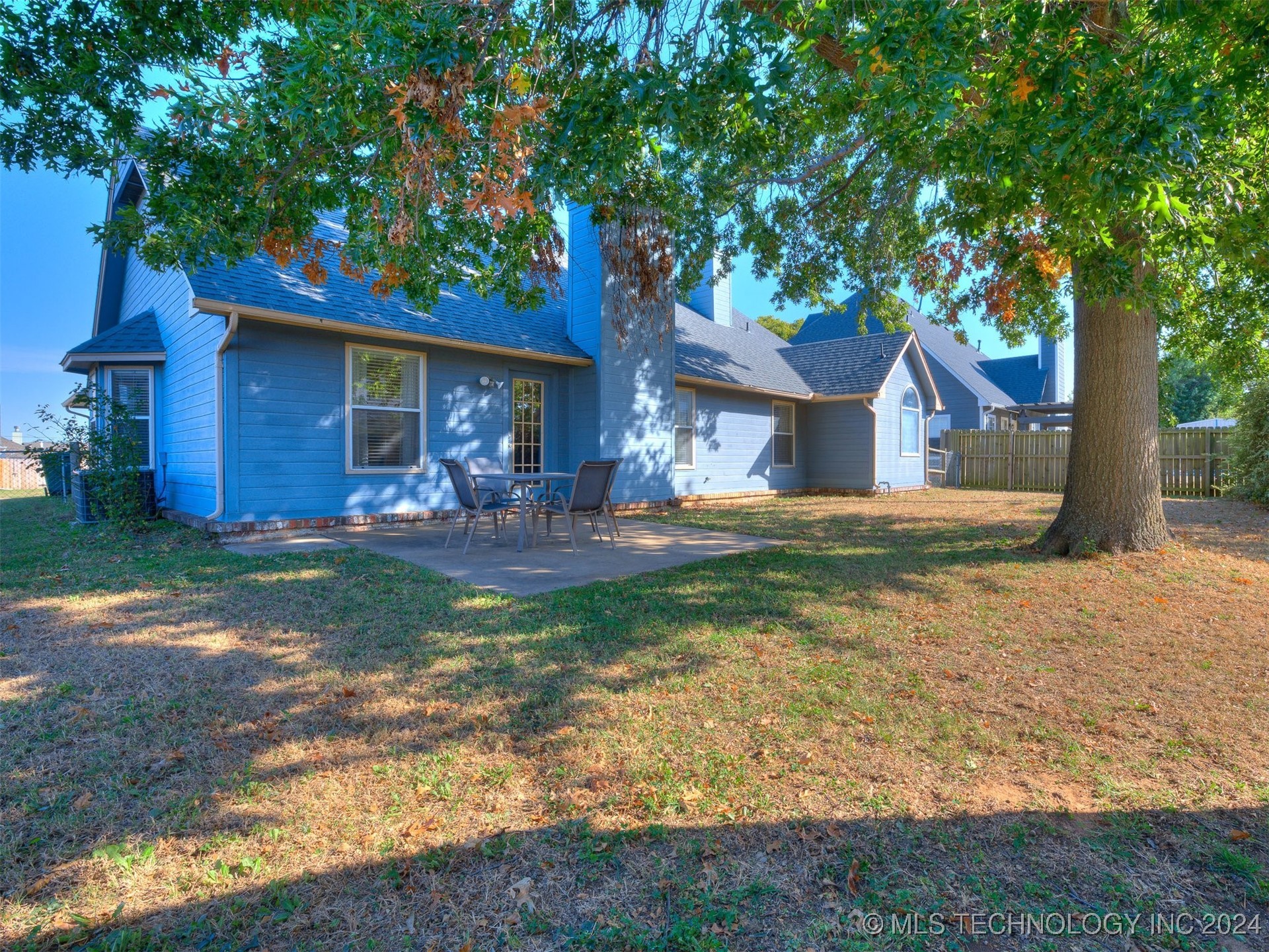 5116 S Spruce Drive Property Photo 2