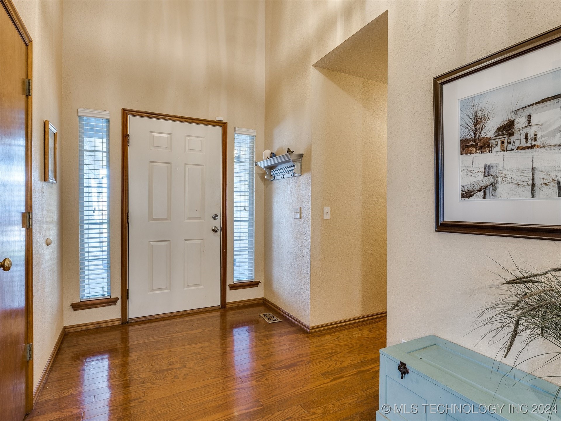 5116 S Spruce Drive Property Photo 6