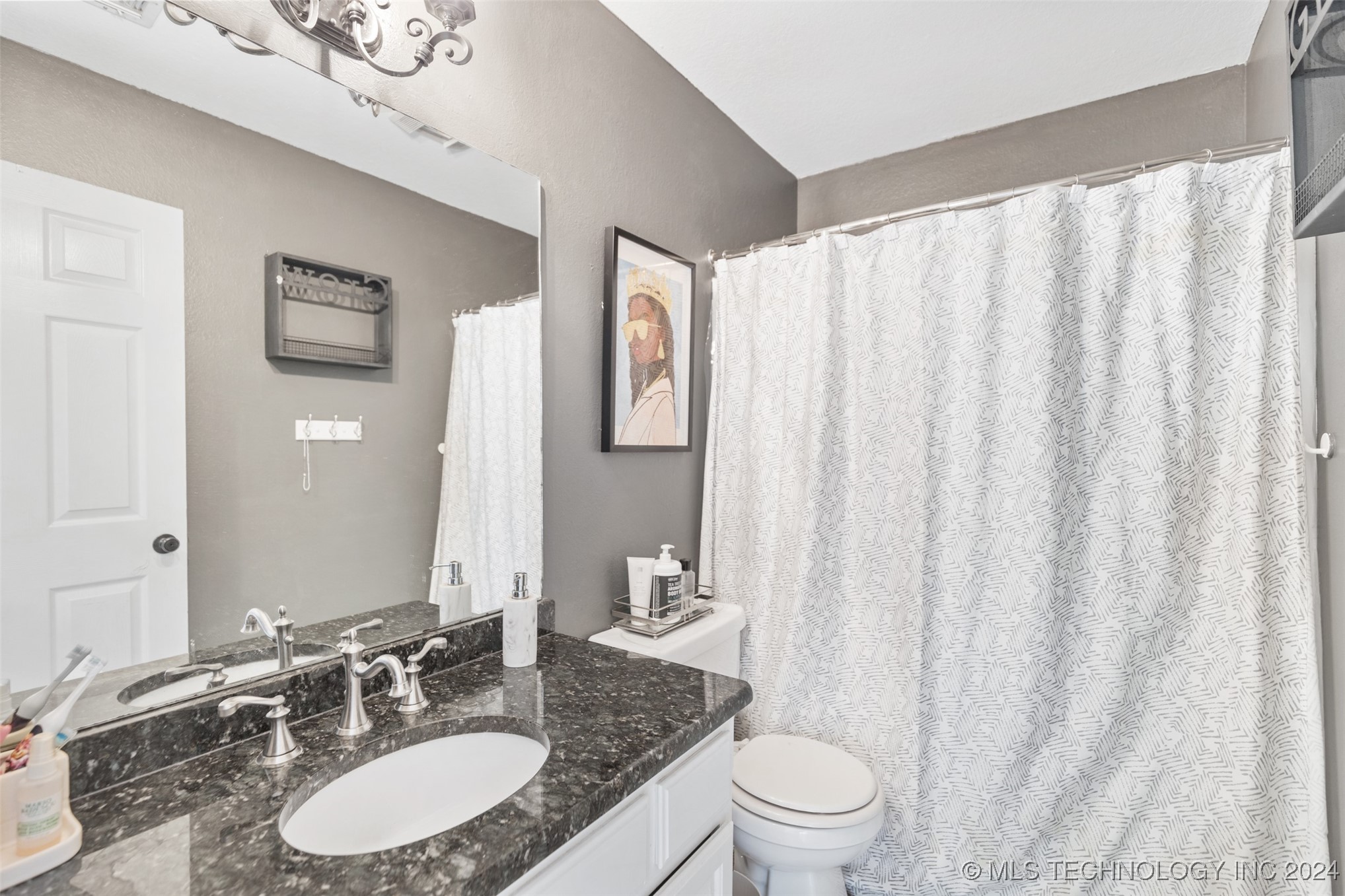 8207 S 85th Avenue Property Photo 10