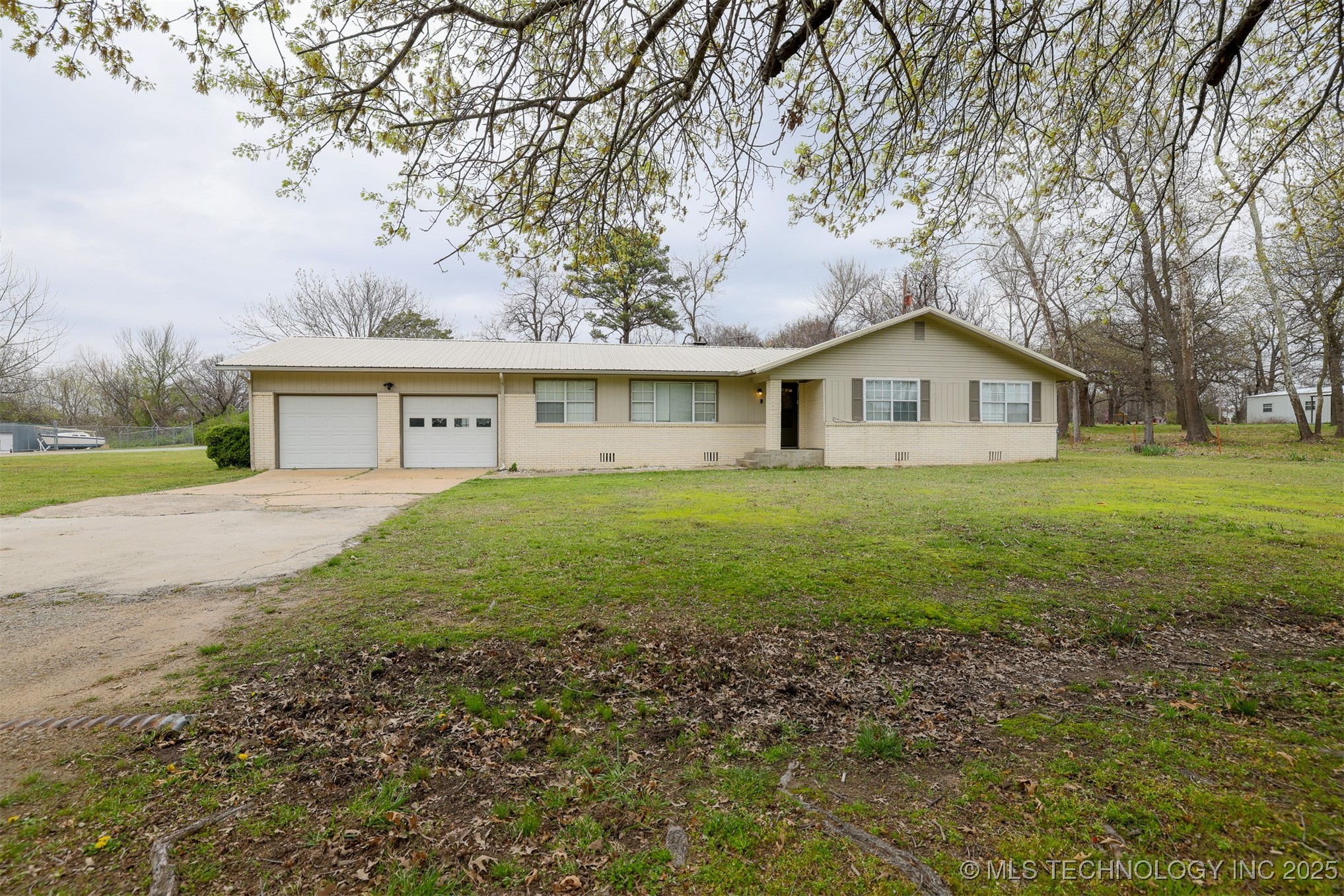 417717 E 1145 Road Property Photo 1
