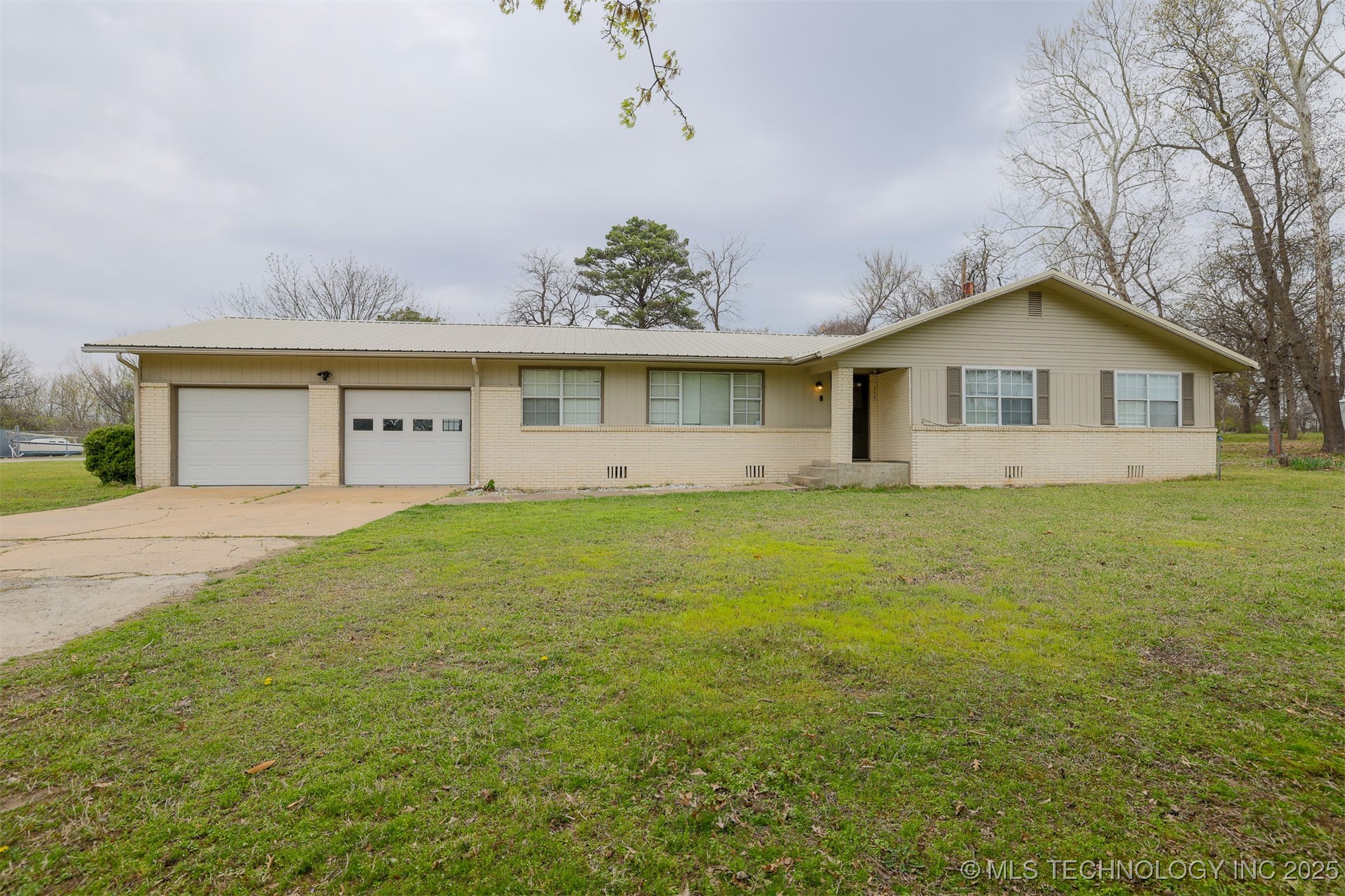 417717 E 1145 Road Property Photo 2