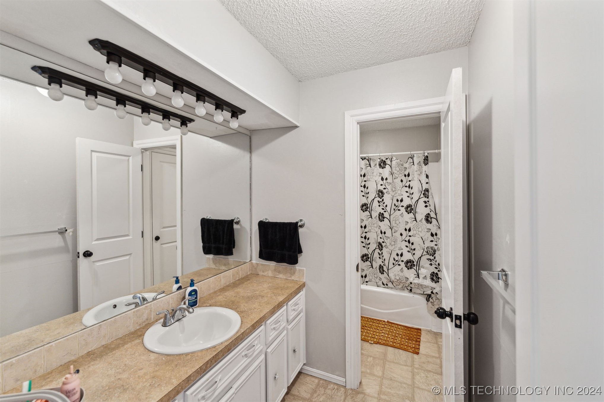 1114 N Kansas Avenue Property Photo 18