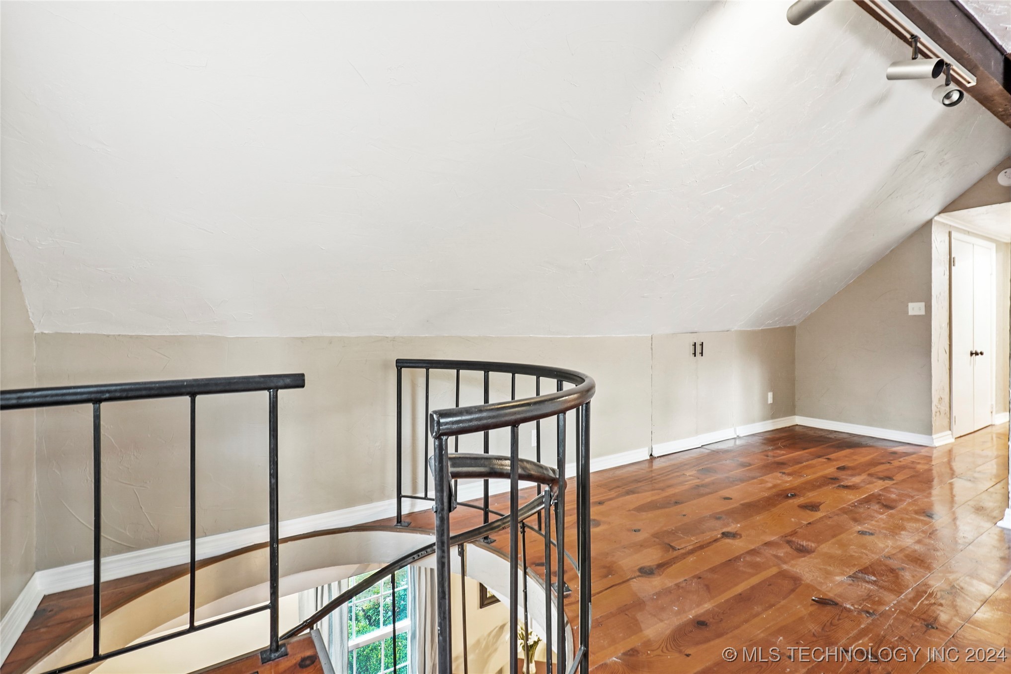1545 E 37th Place Property Photo 29