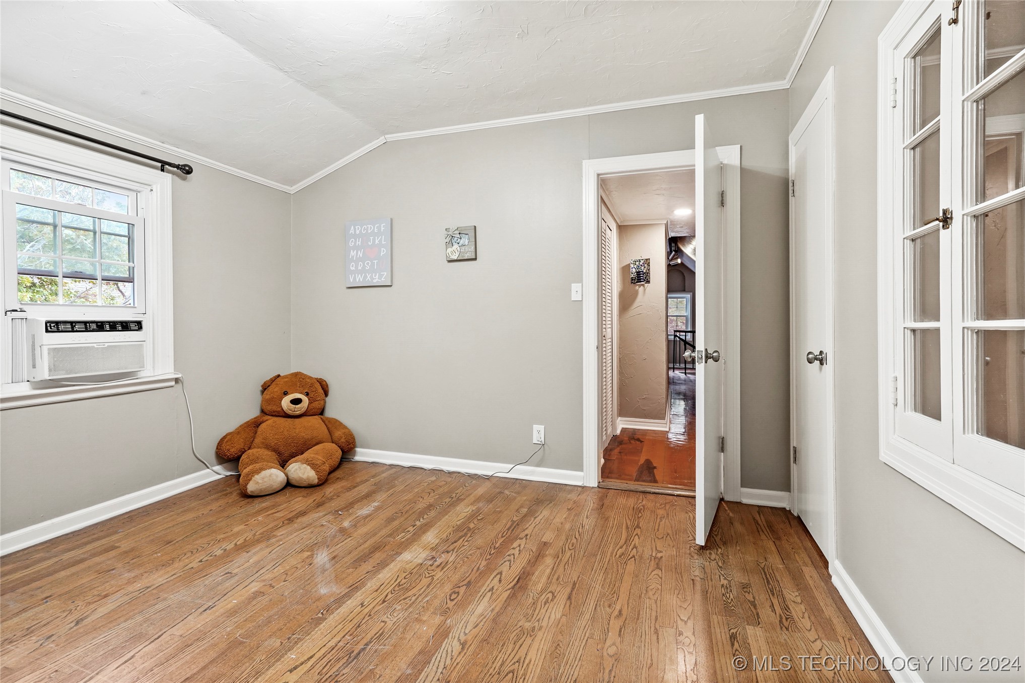 1545 E 37th Place Property Photo 33