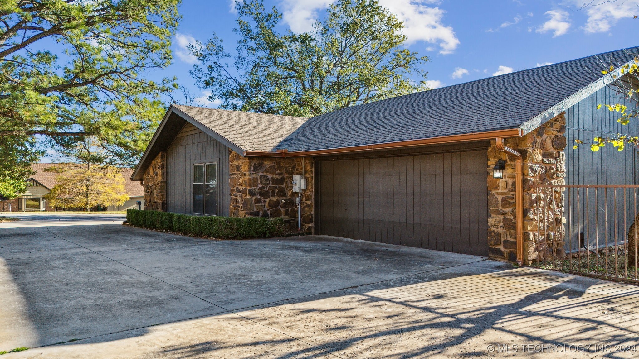 105 N Osage Ridge Drive E Property Photo 3