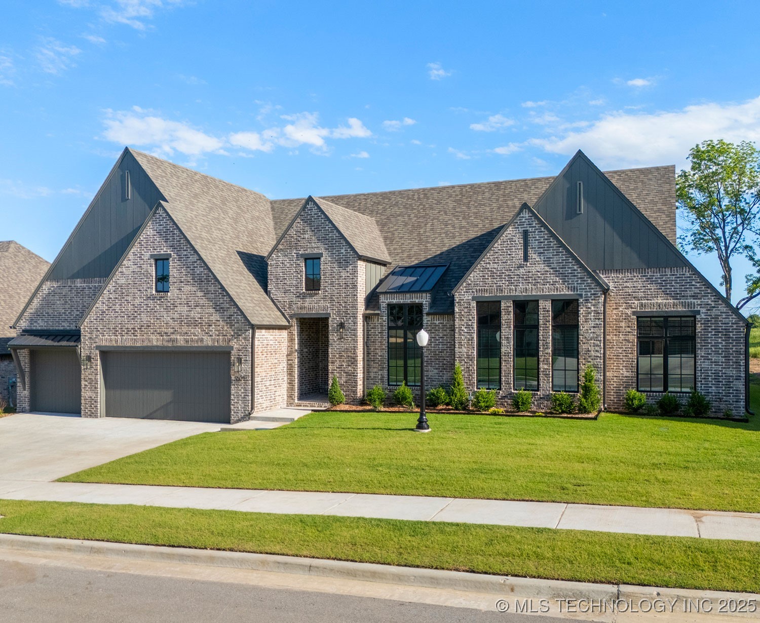 1603 Pinecrest Drive Property Photo 1