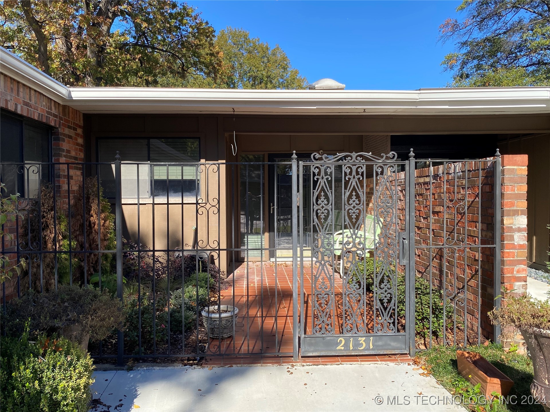 2131 E 60th Street H4 Property Photo 3