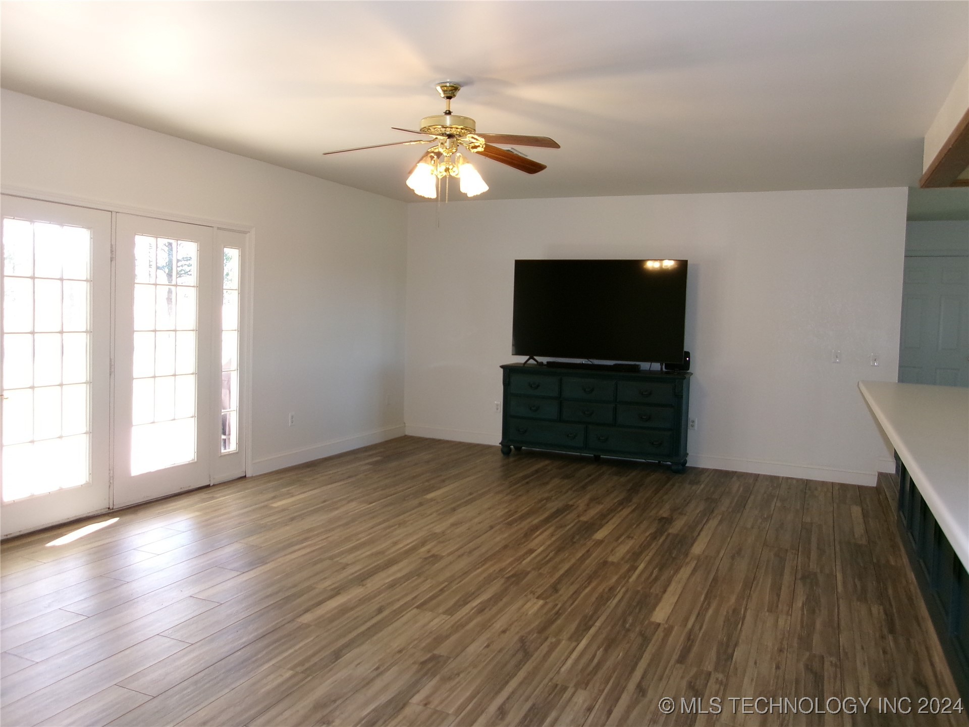 31040 S Lona Valley Road Property Photo 3