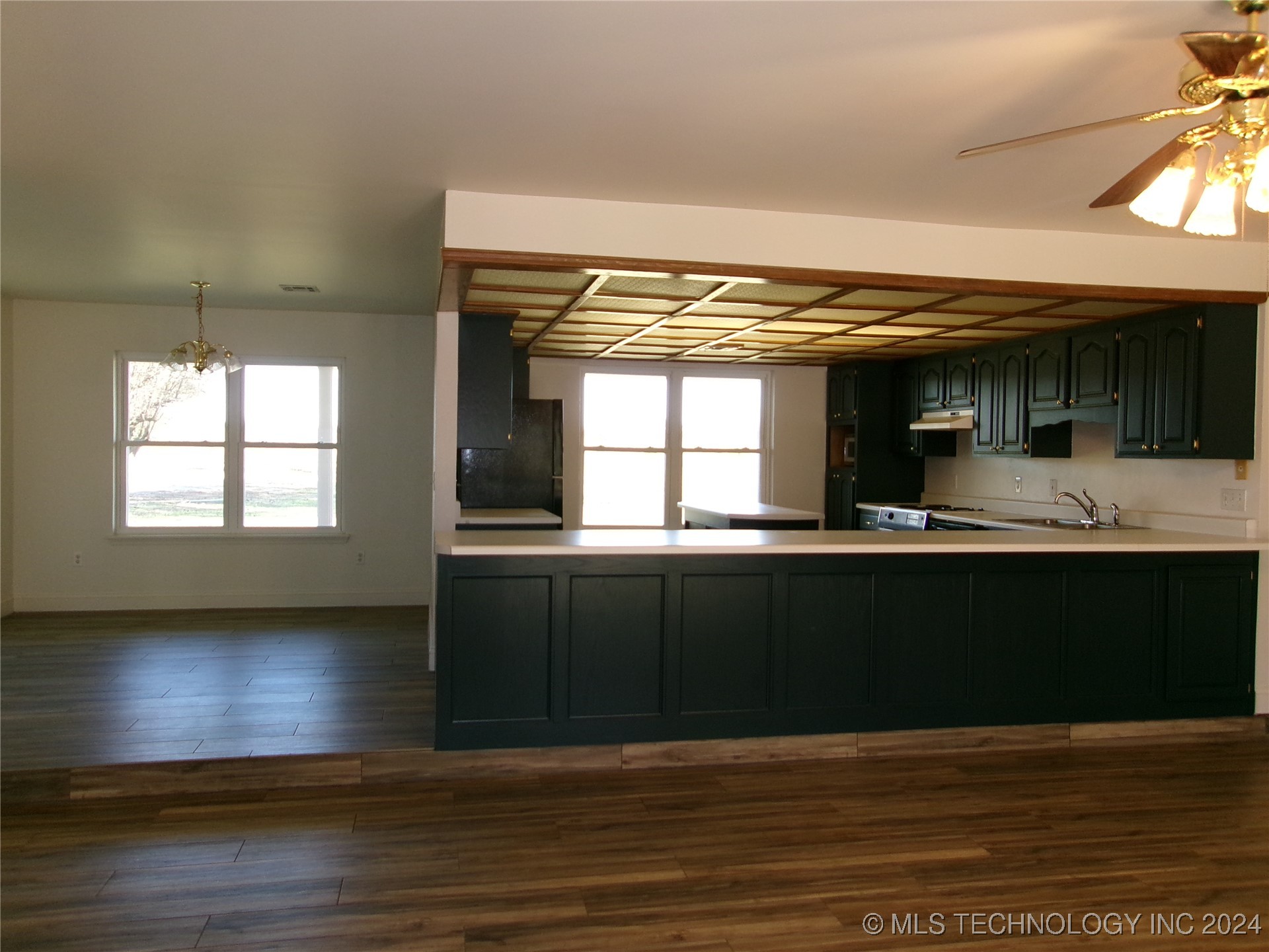 31040 S Lona Valley Road Property Photo 5