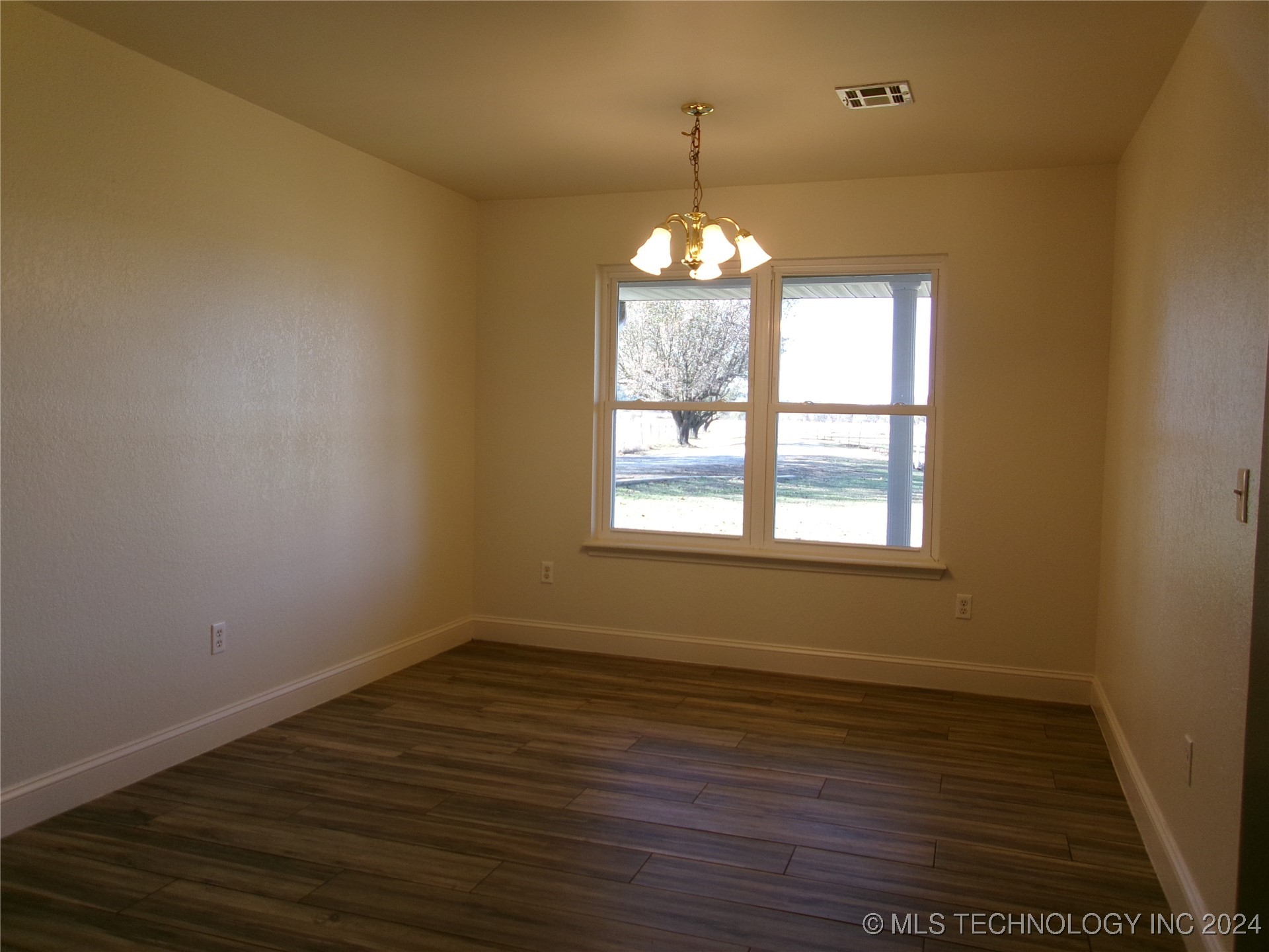 31040 S Lona Valley Road Property Photo 9