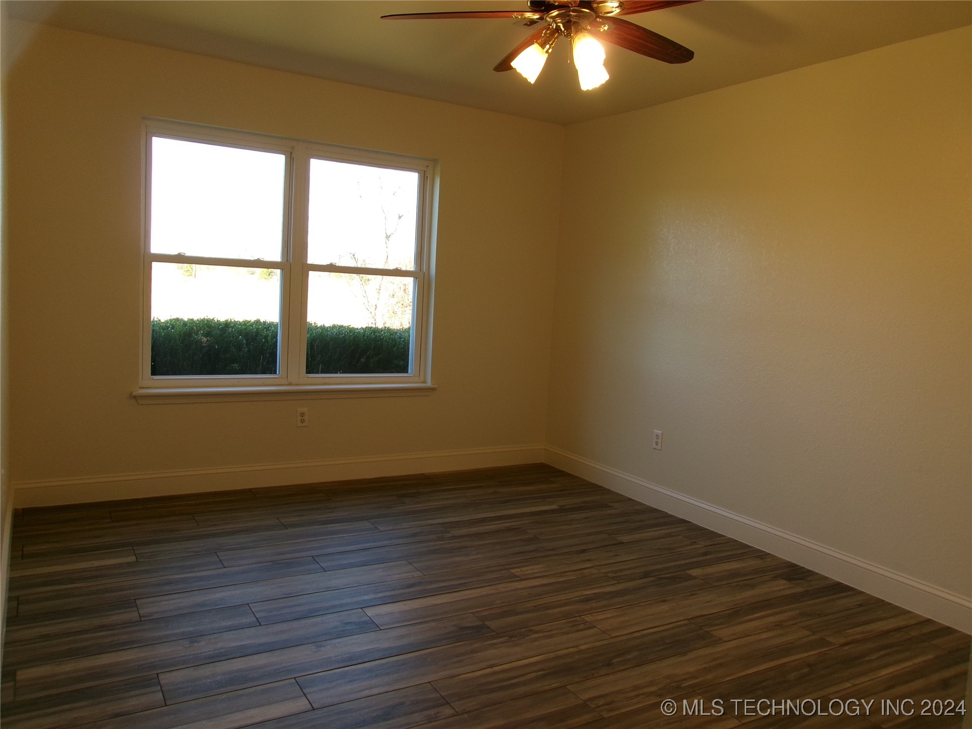 31040 S Lona Valley Road Property Photo 18