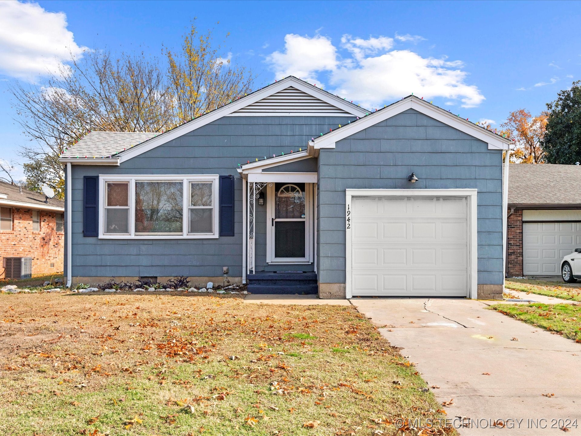 1942 S Dewey Avenue Property Photo 1