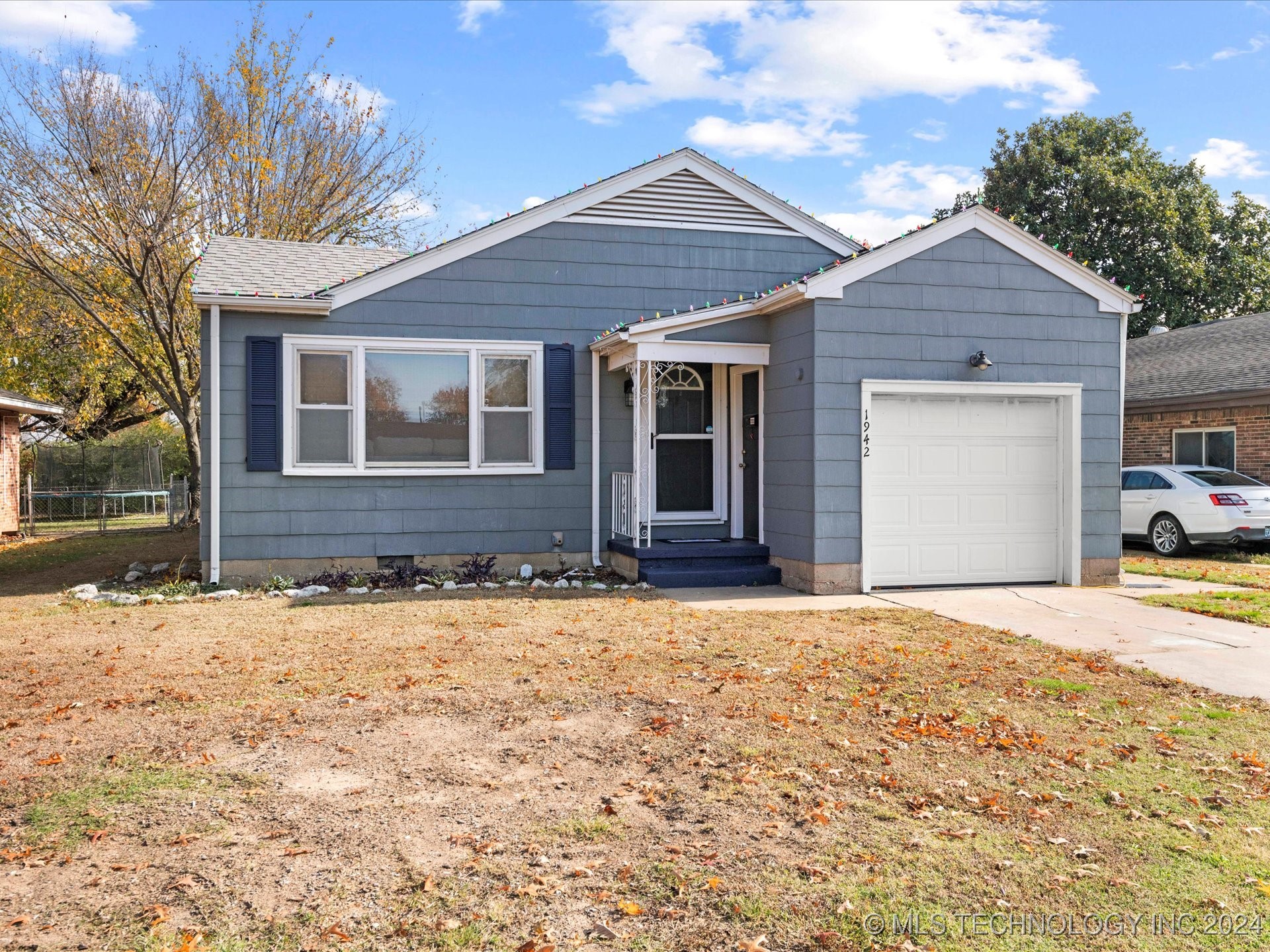 1942 S Dewey Avenue Property Photo 2