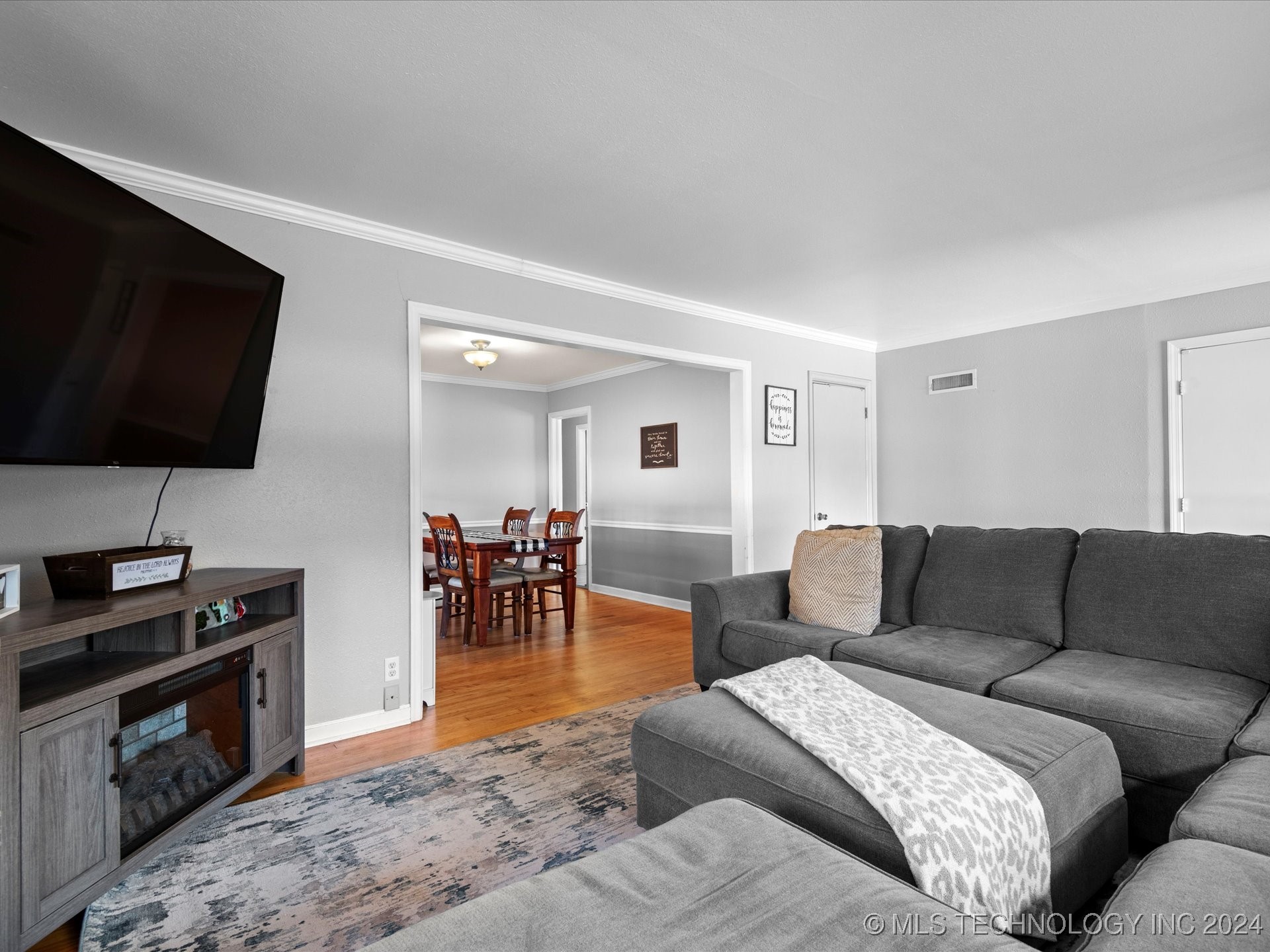 1942 S Dewey Avenue Property Photo 6