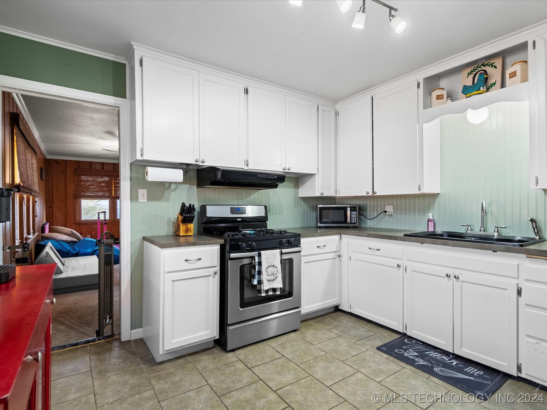 1942 S Dewey Avenue Property Photo 9