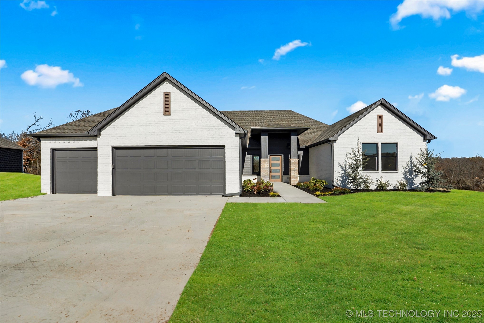 19009 E Round Mountain Road Property Photo