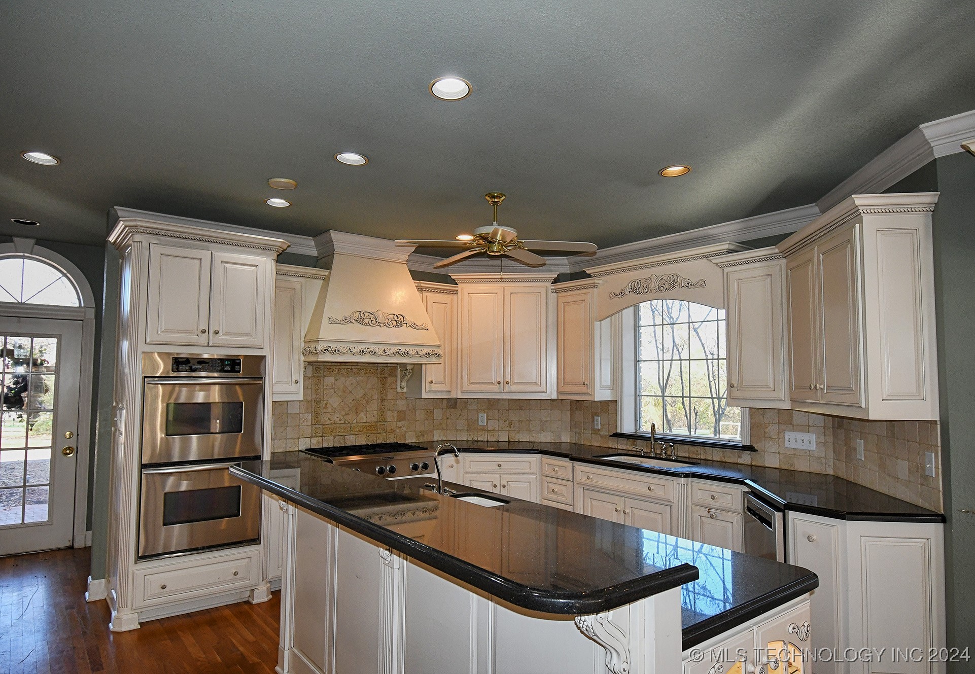 400 E Taylor Drive Property Photo 2