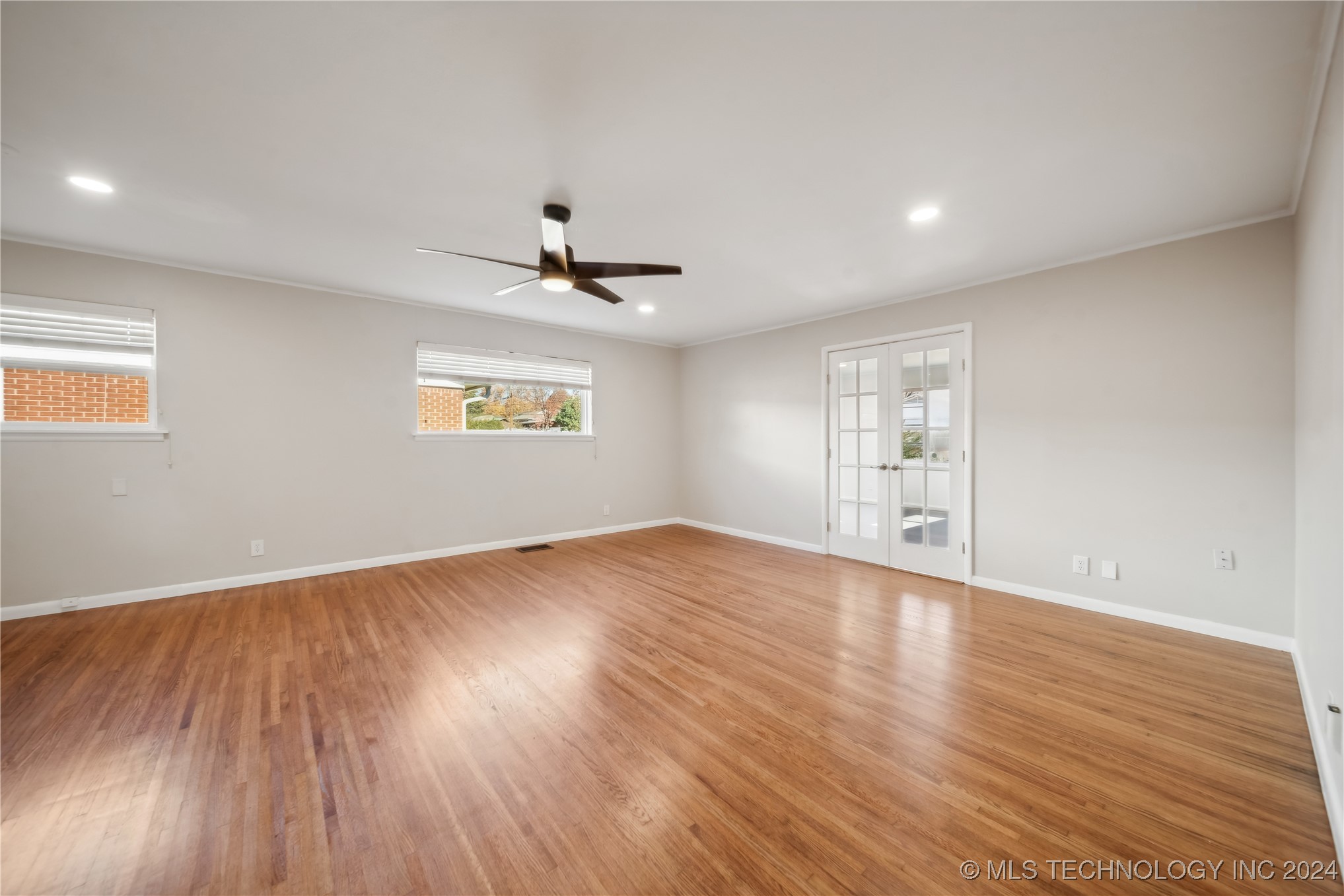 5239 S New Haven Avenue Property Photo 5