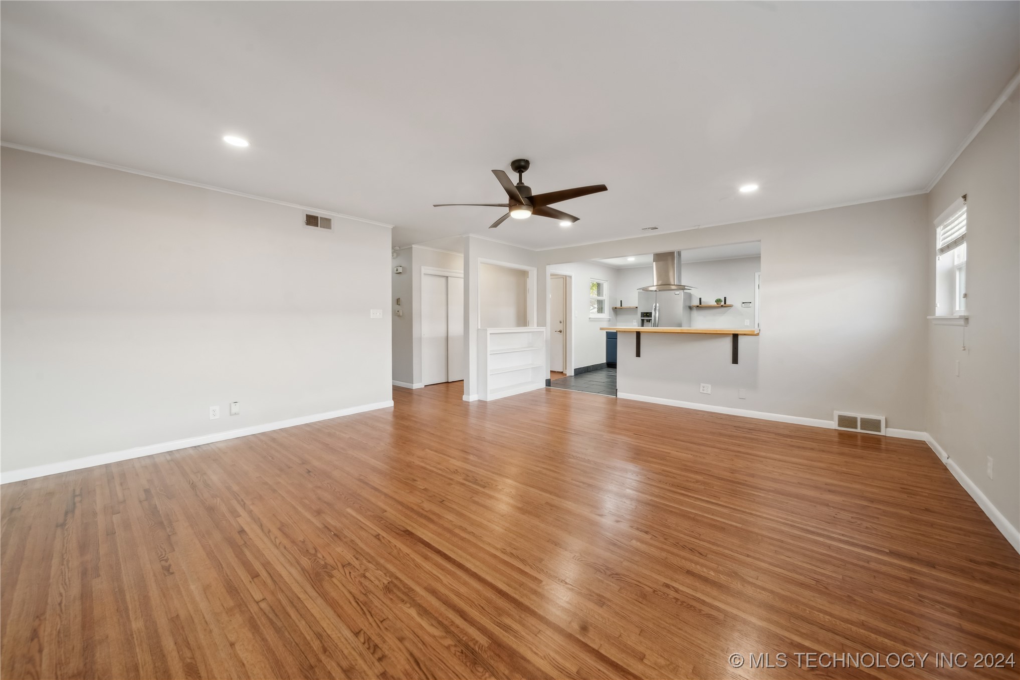 5239 S New Haven Avenue Property Photo 6