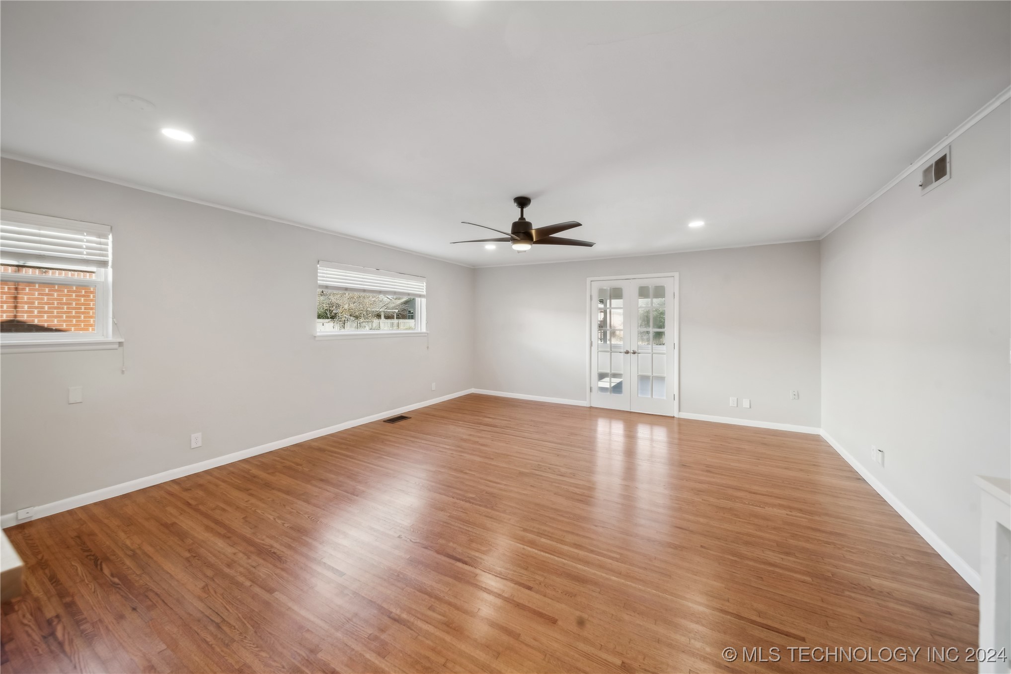 5239 S New Haven Avenue Property Photo 8