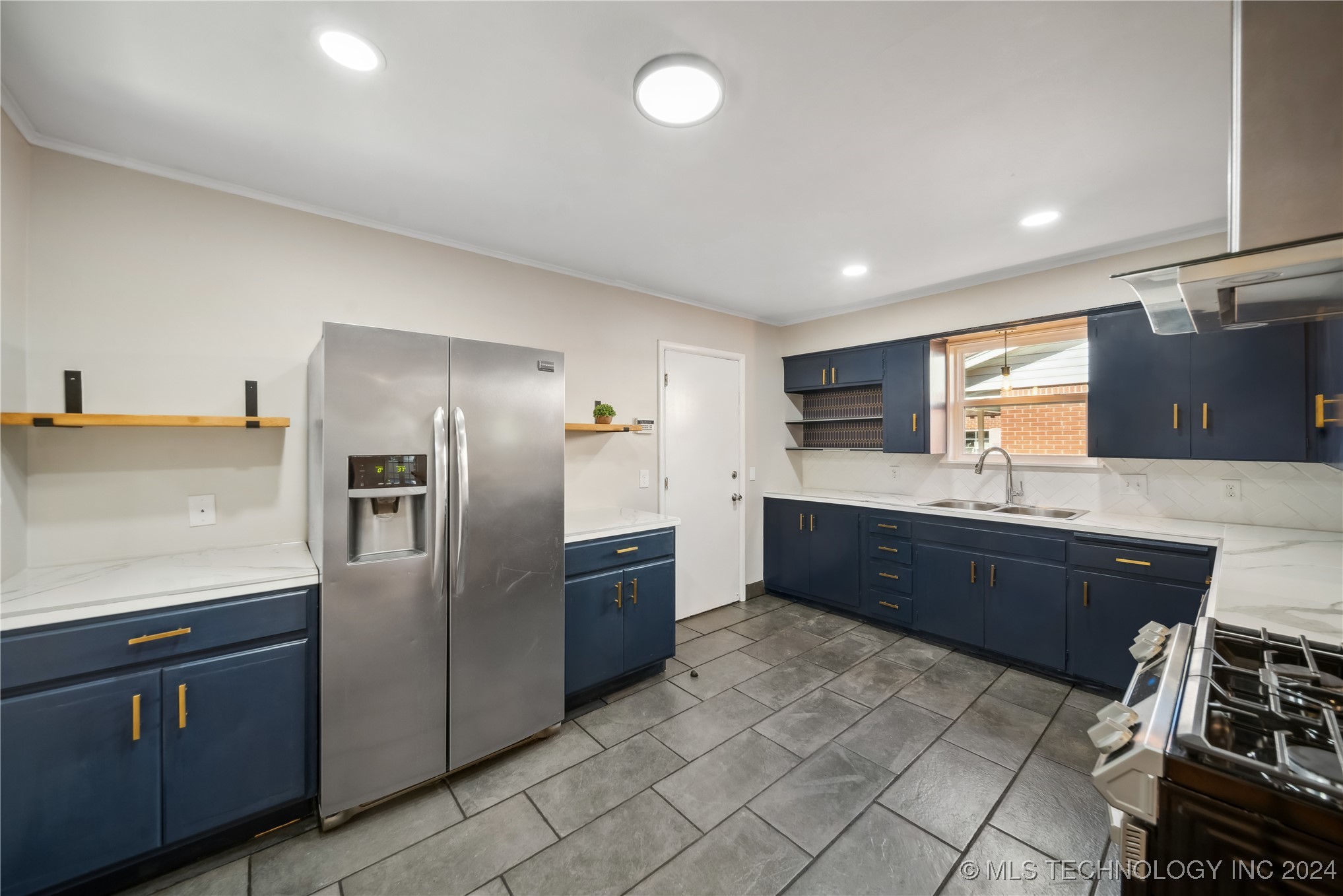 5239 S New Haven Avenue Property Photo 11