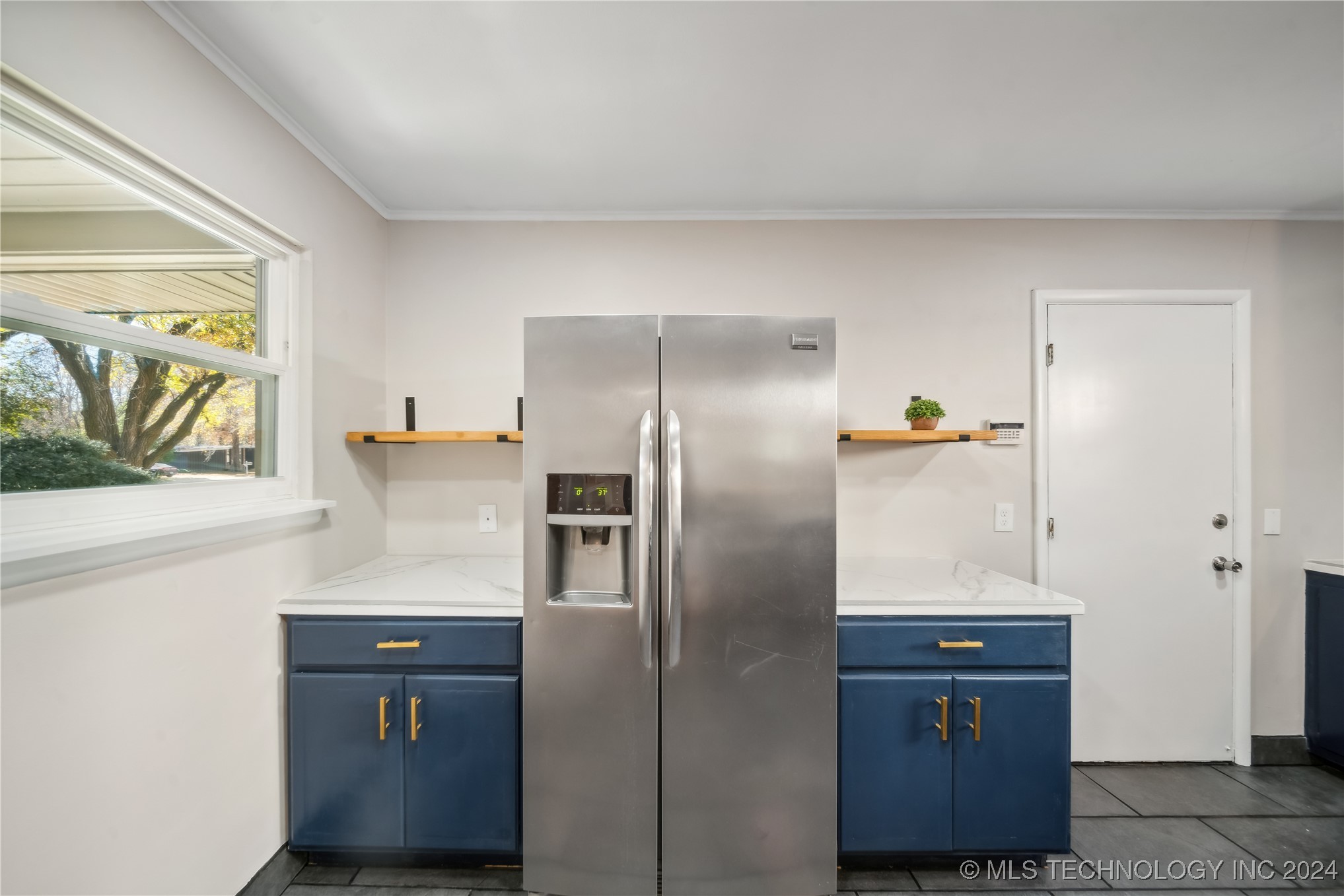 5239 S New Haven Avenue Property Photo 12