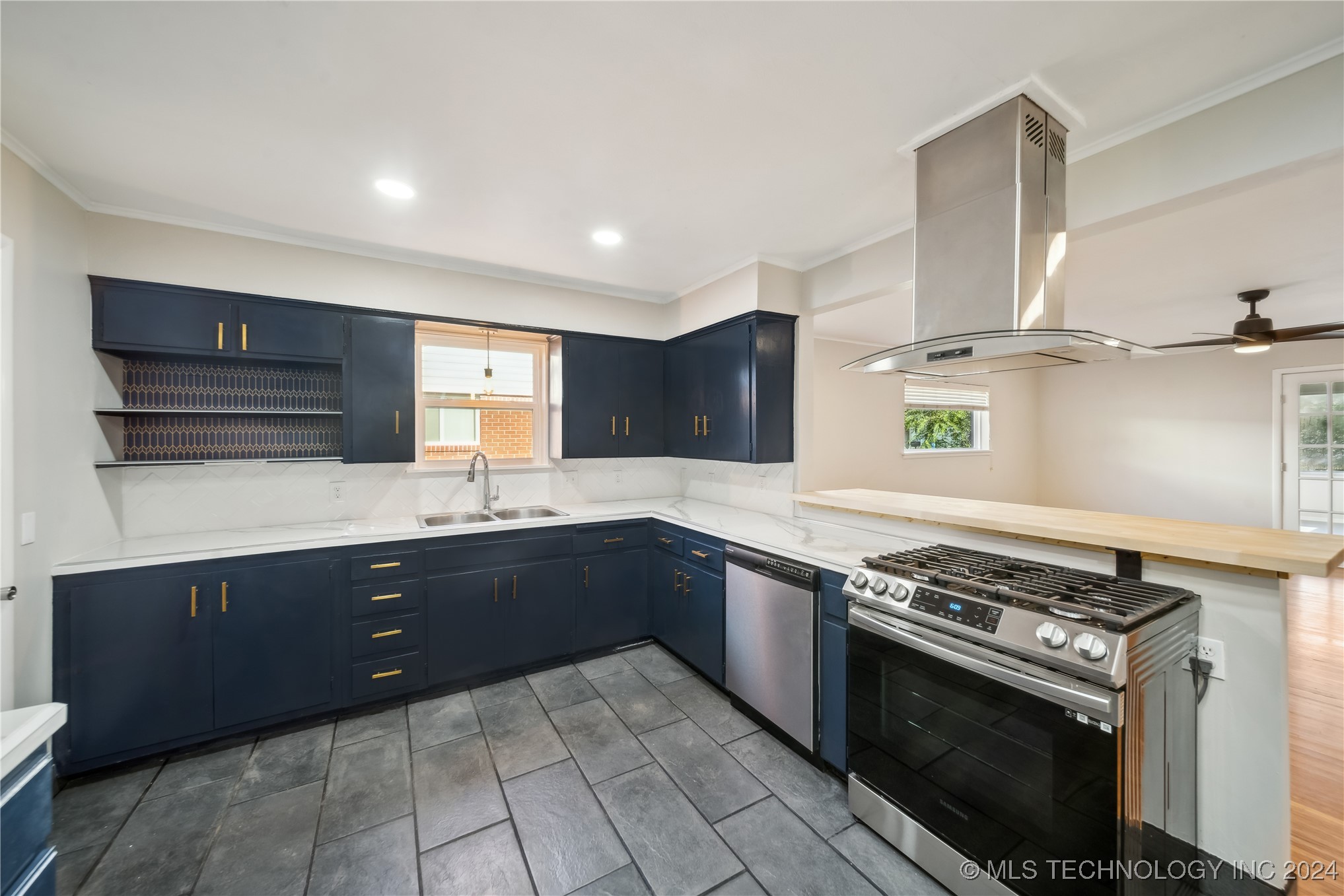 5239 S New Haven Avenue Property Photo 13