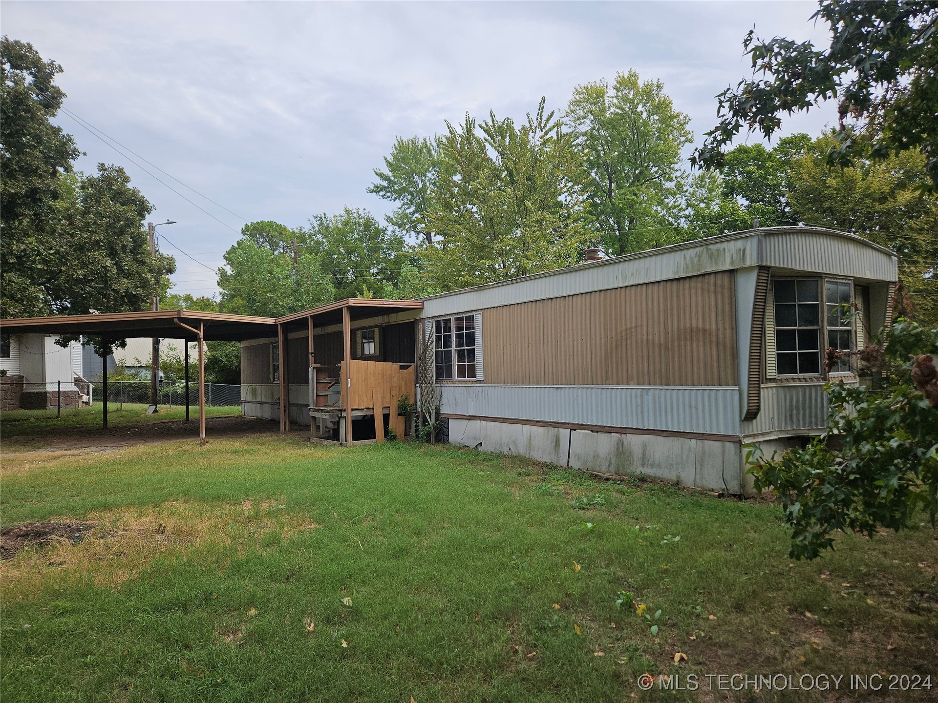1239 E Old Keystone Road Property Photo 2