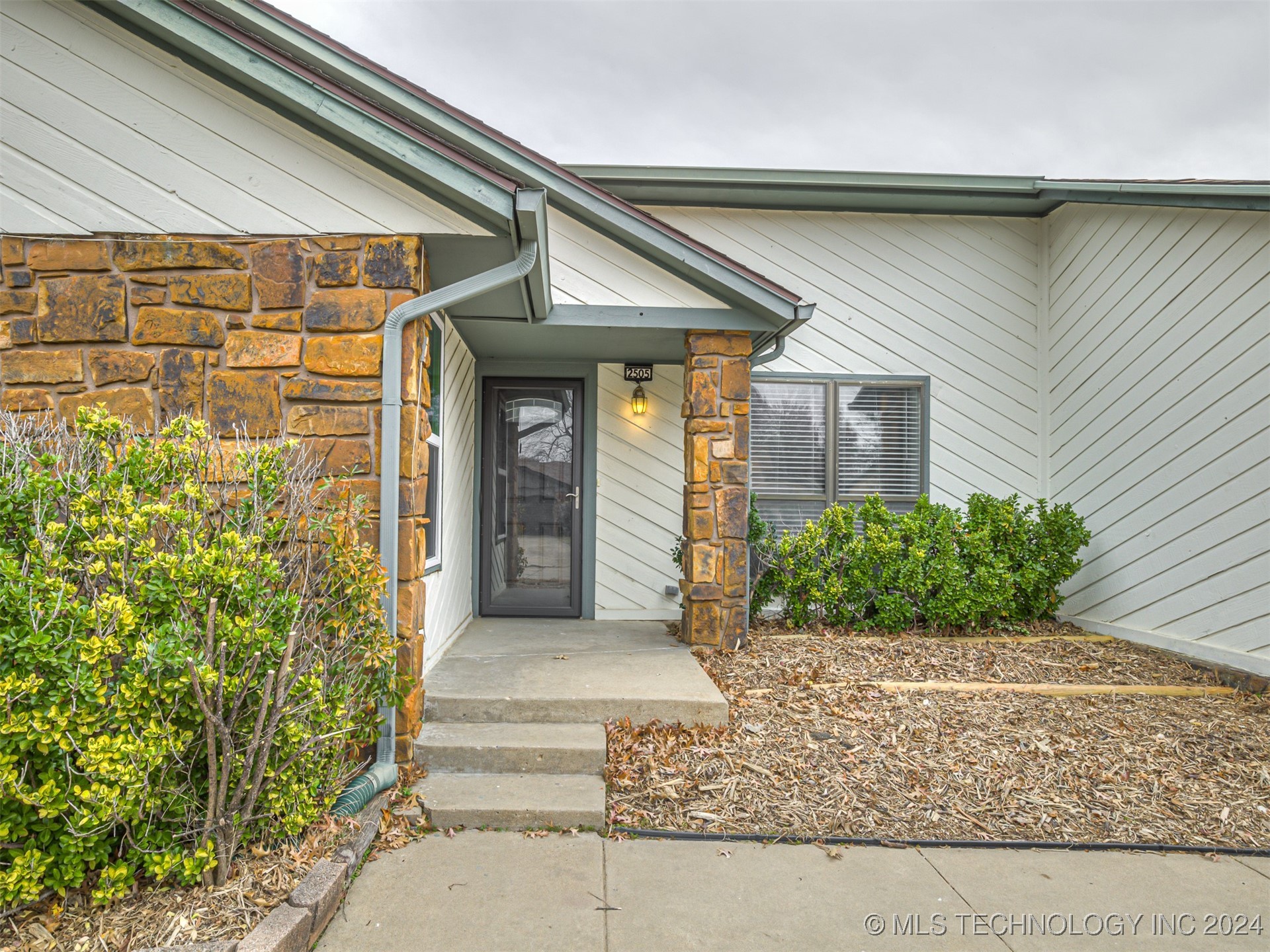 2505 W Washington Place Property Photo 6