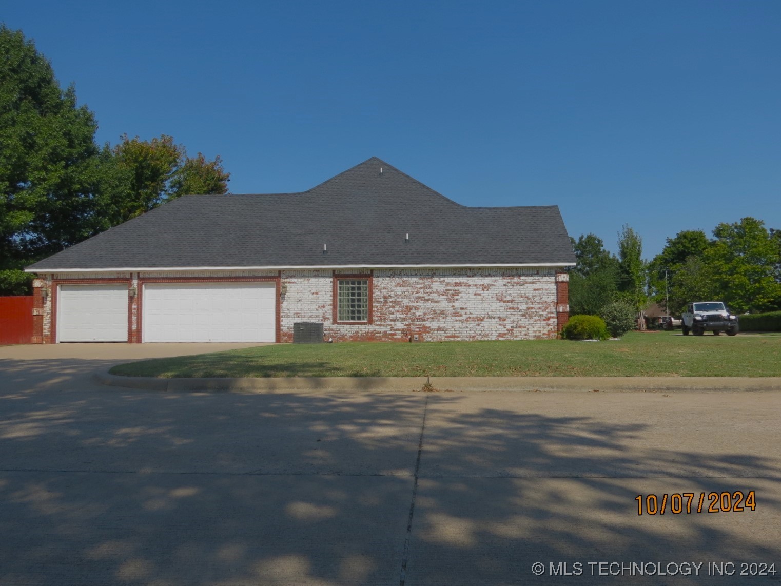 2111 Country Springs Street Property Photo 2