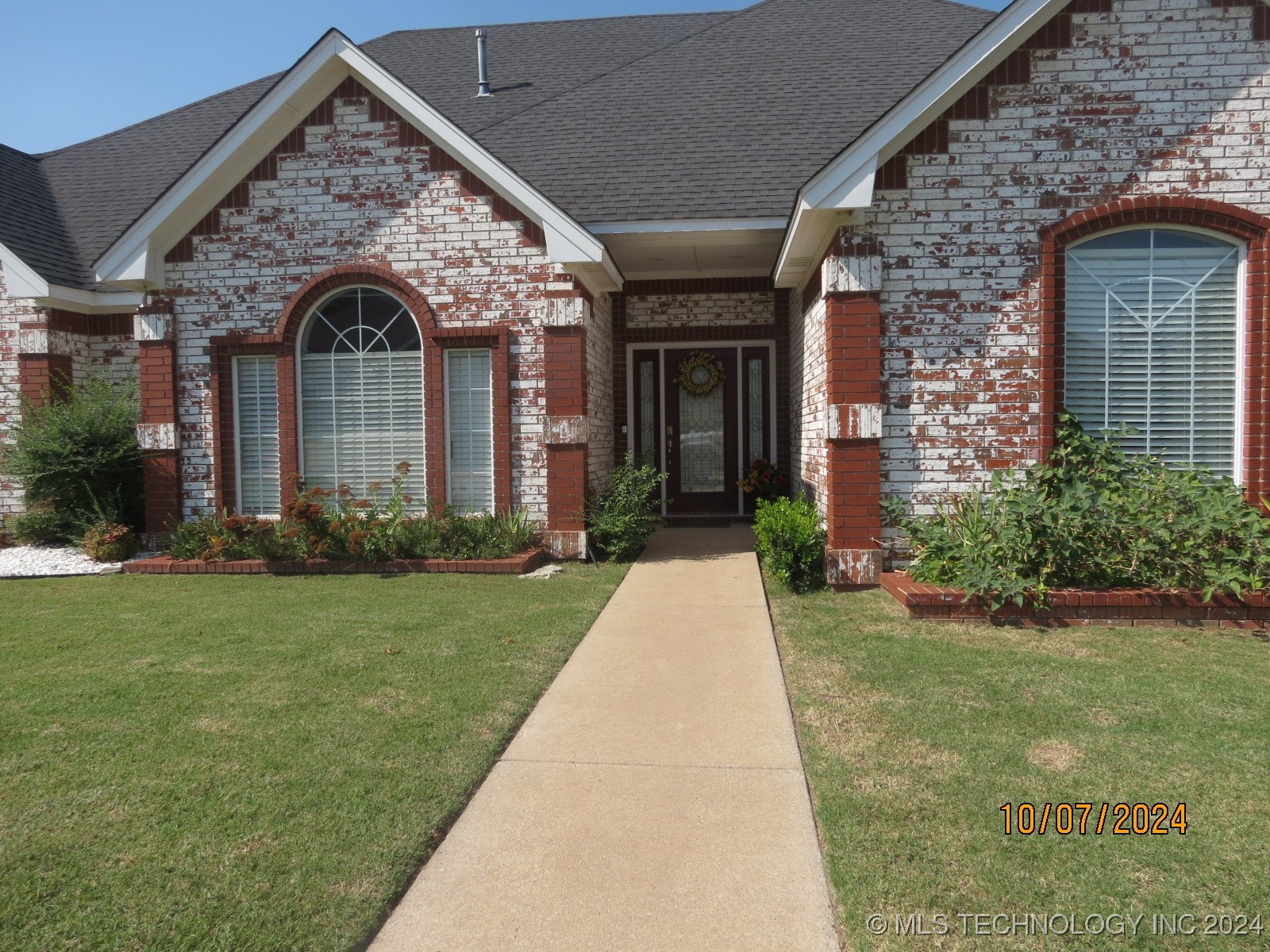 2111 Country Springs Street Property Photo 3