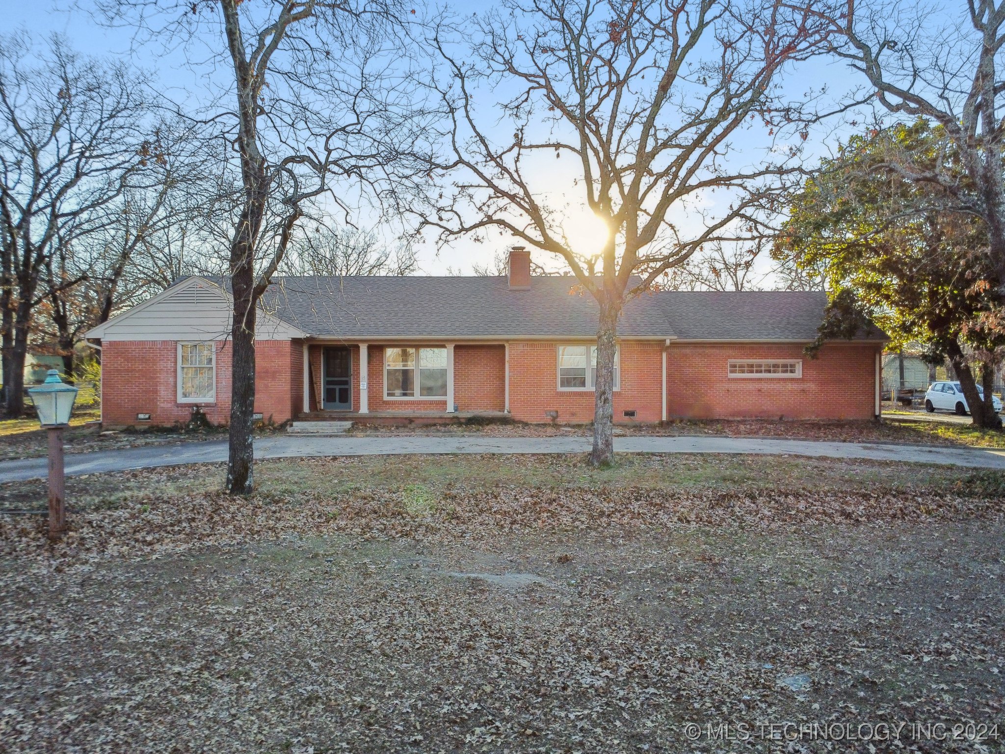 1911 Parkview Drive Property Photo
