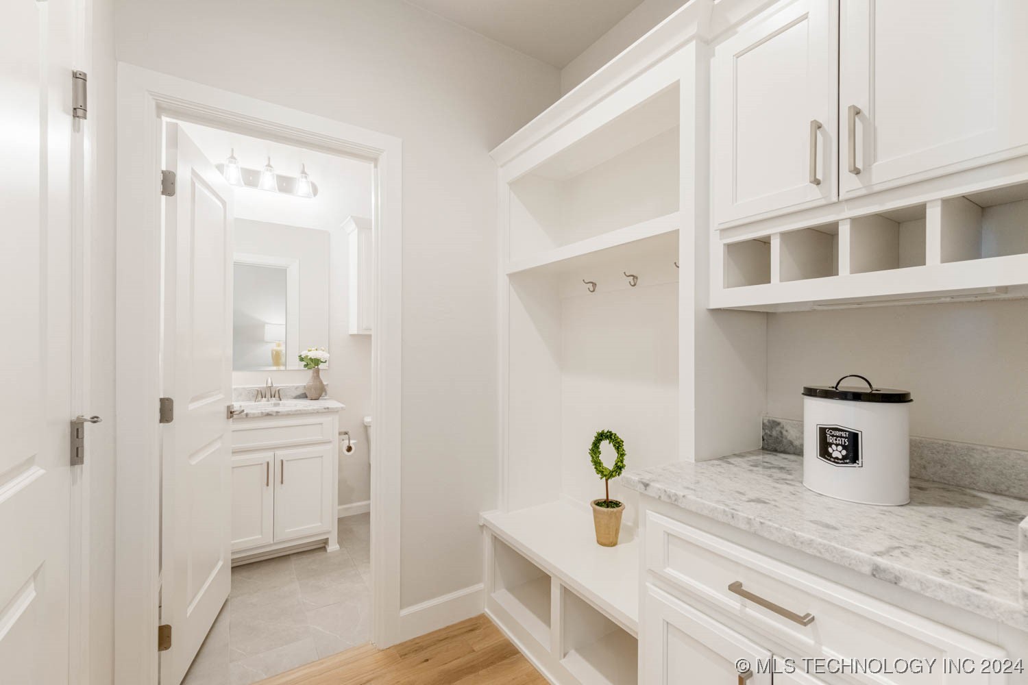 6601 S Fir Avenue Property Photo 10