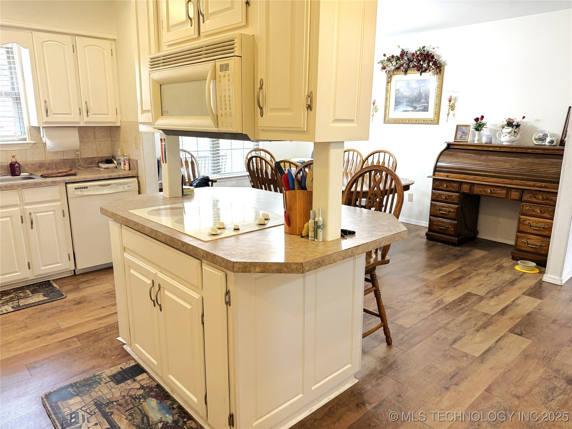 2103 W George Property Photo 9