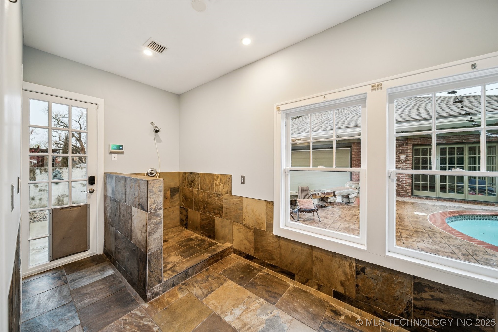1533 S Madison Avenue Property Photo 17