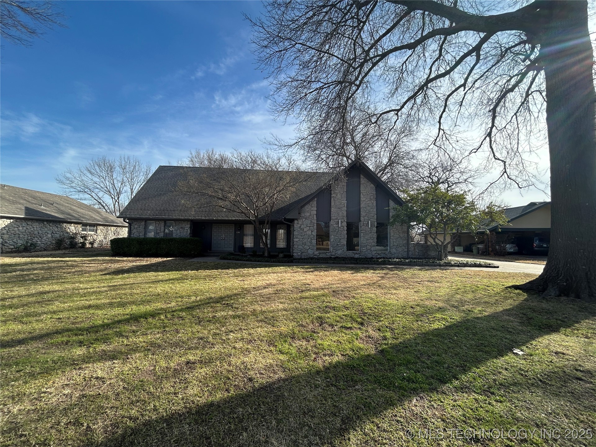 1201 W Sherwood Lane Property Photo 3