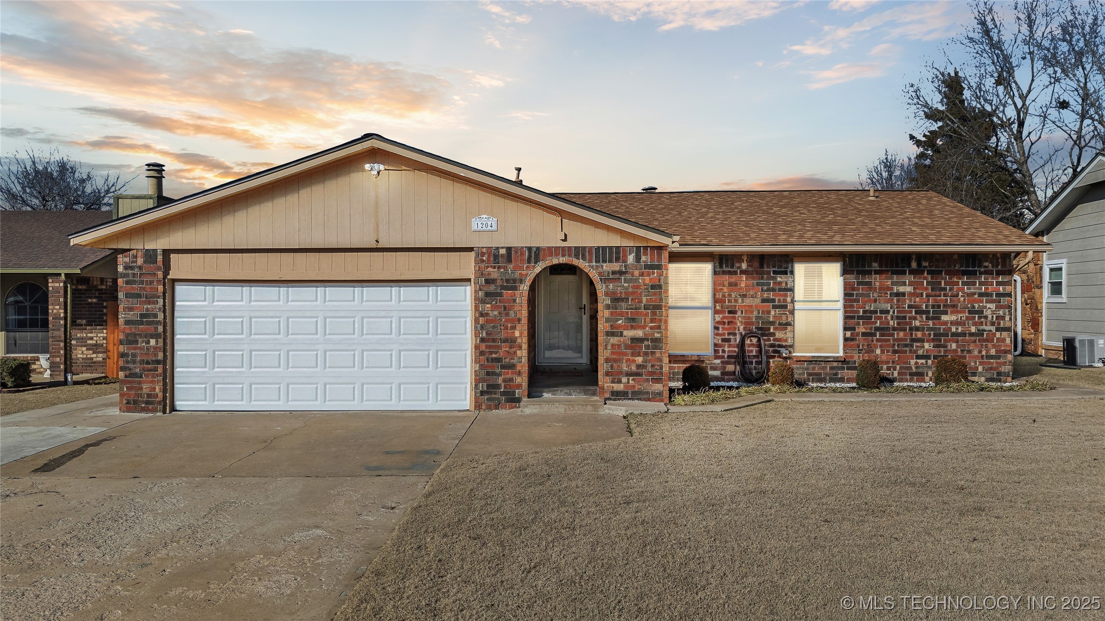 1204 W Knoxville Street Property Photo