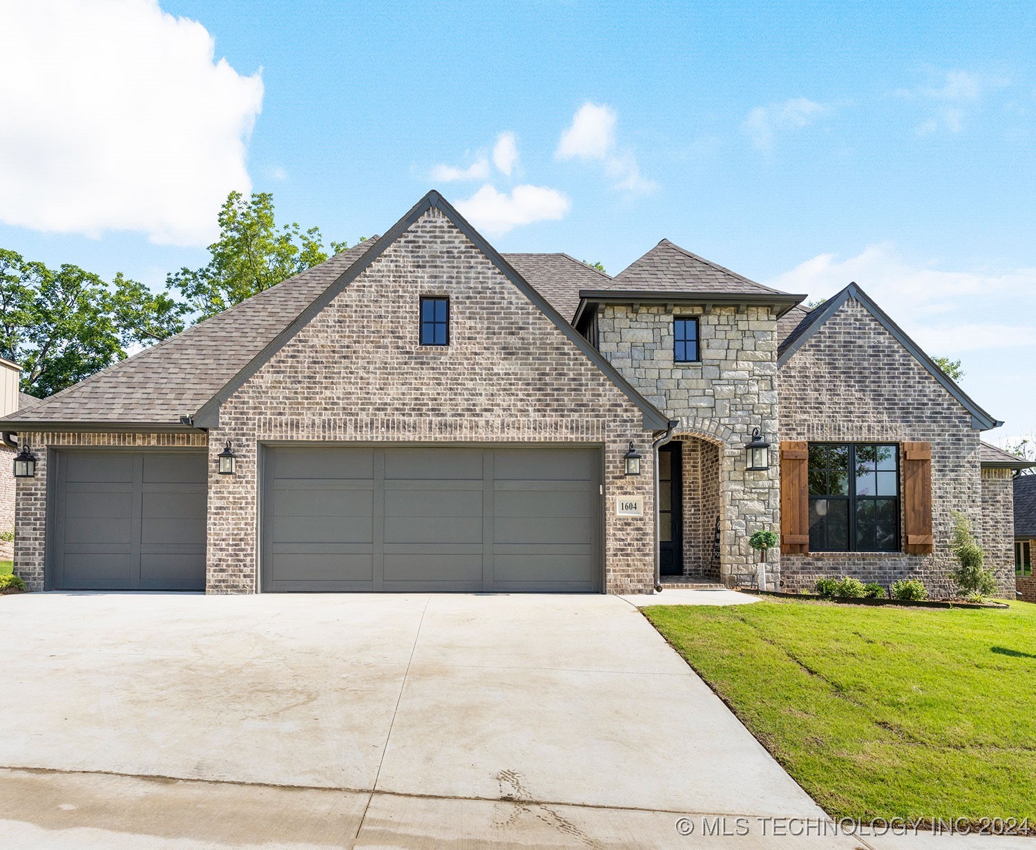 1604 Pinecrest Drive Property Photo 1