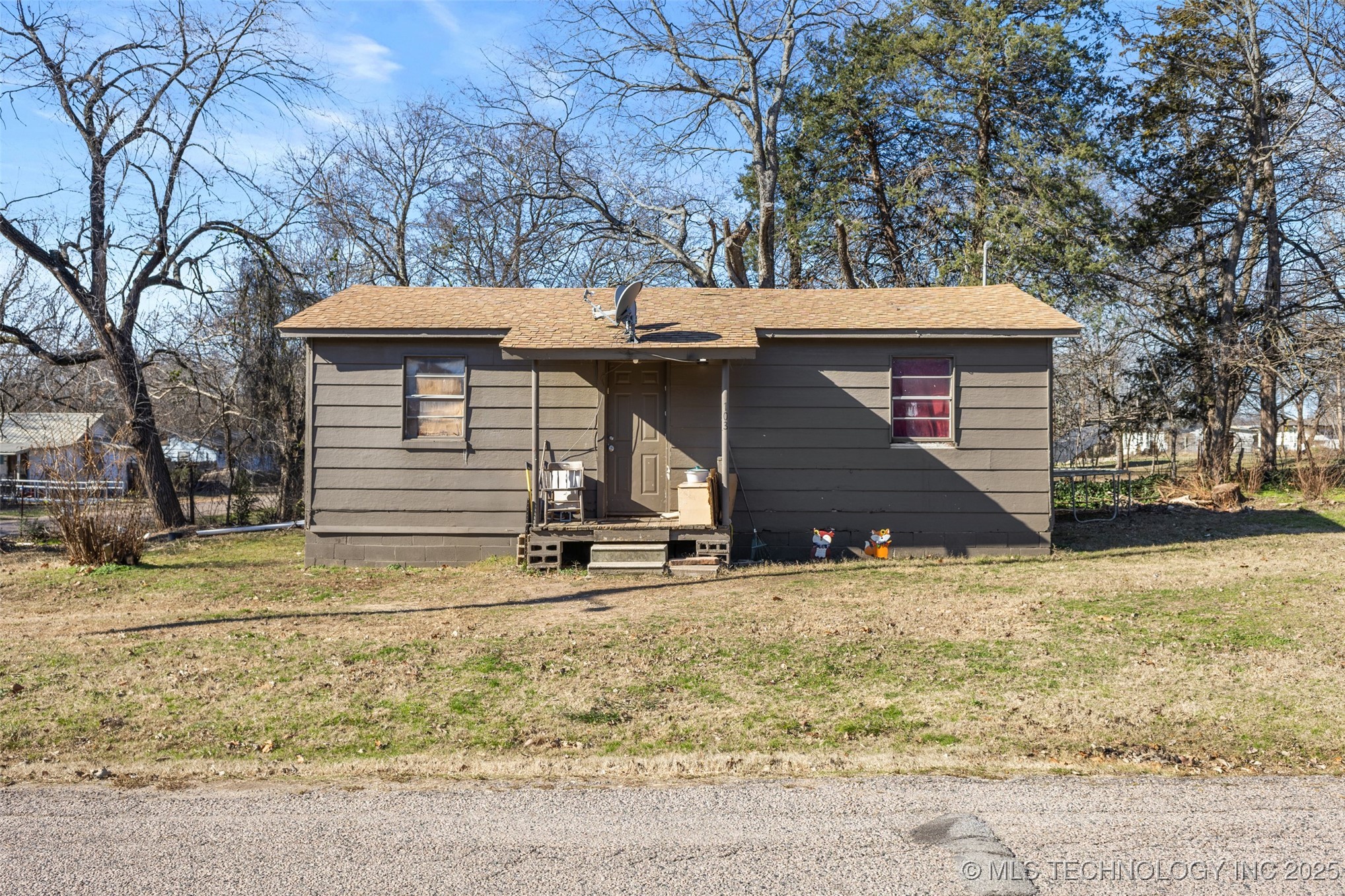 318 E 2nd Property Photo 2