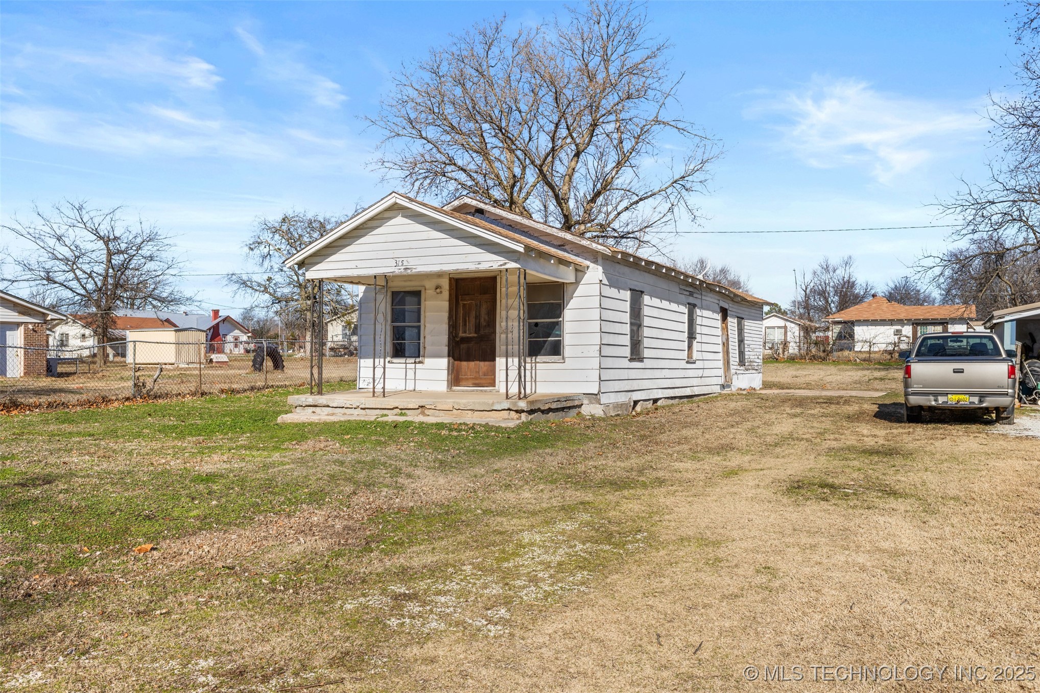 318 E 2nd Property Photo 4