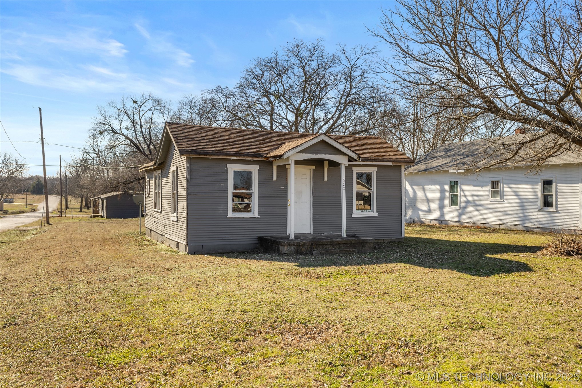 318 E 2nd Property Photo 5