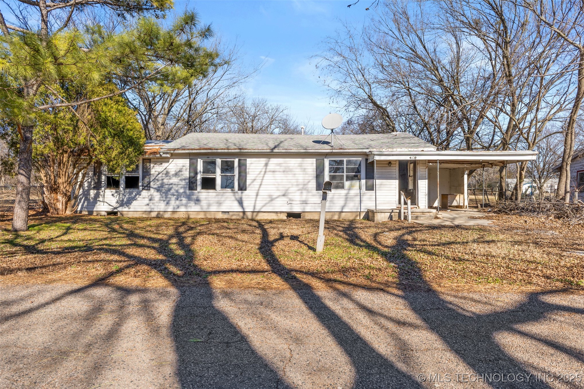 318 E 2nd Property Photo 6