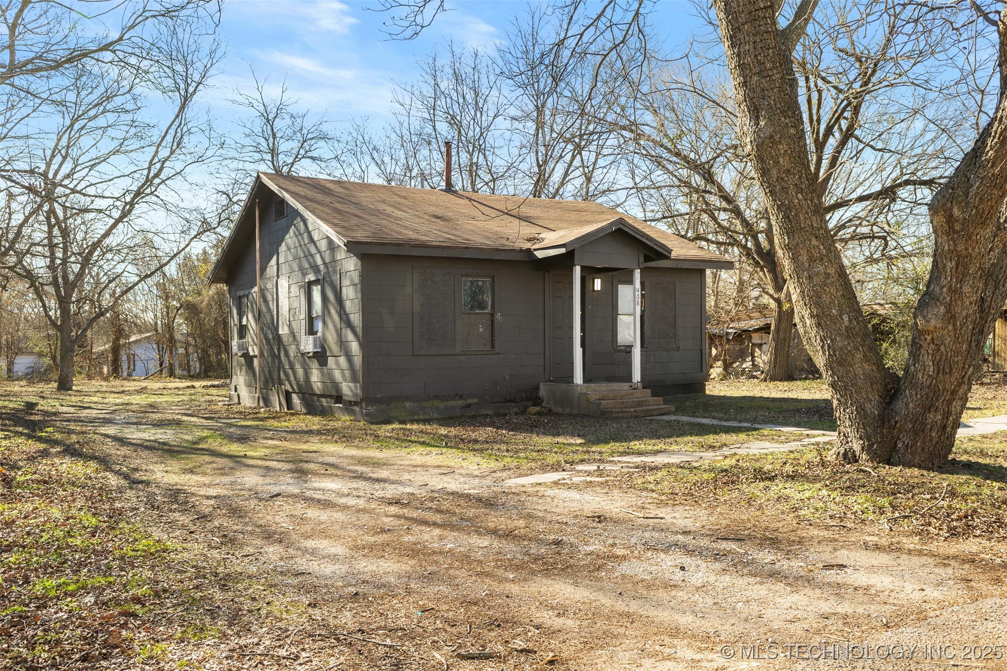 318 E 2nd Property Photo 7