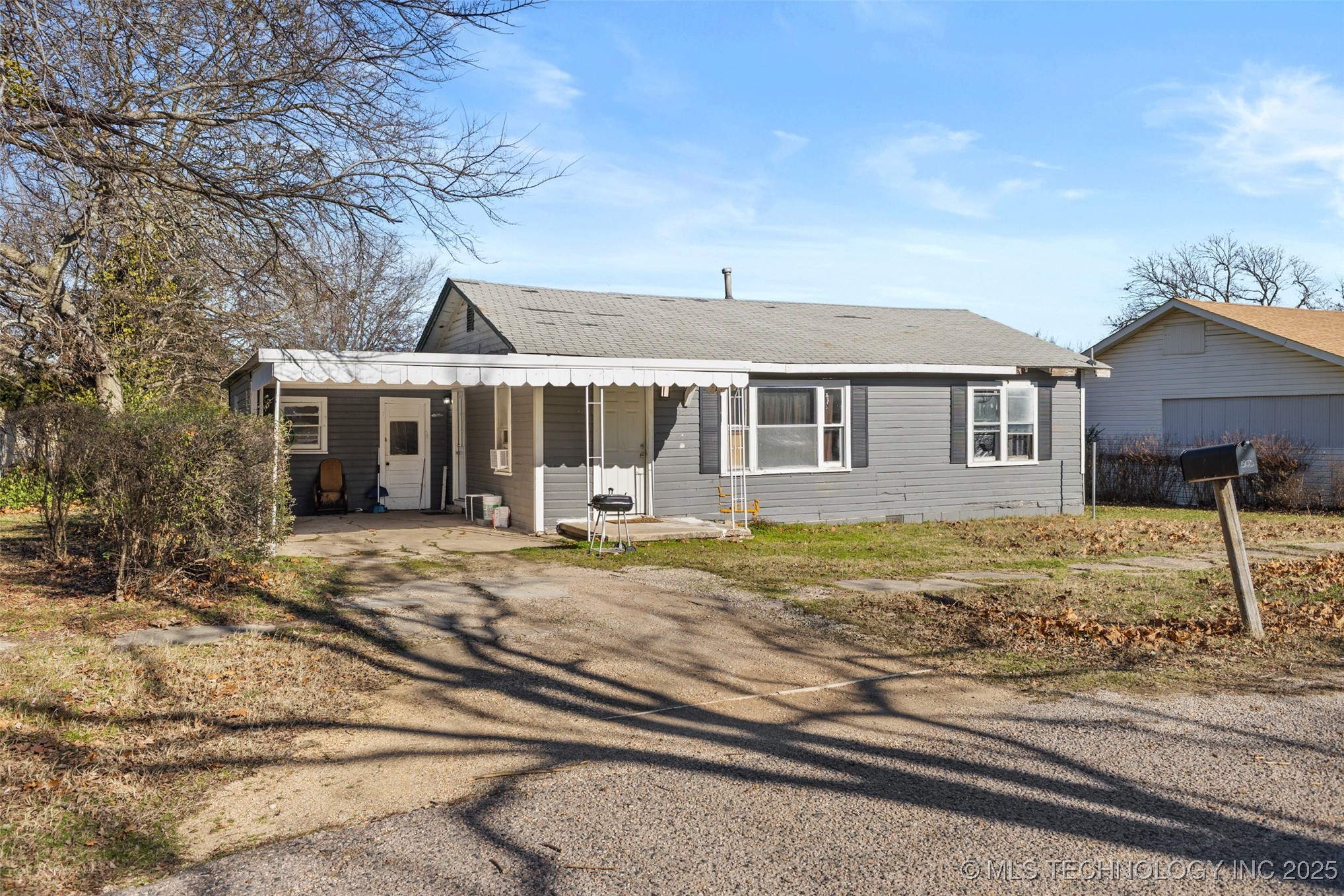 318 E 2nd Property Photo 8