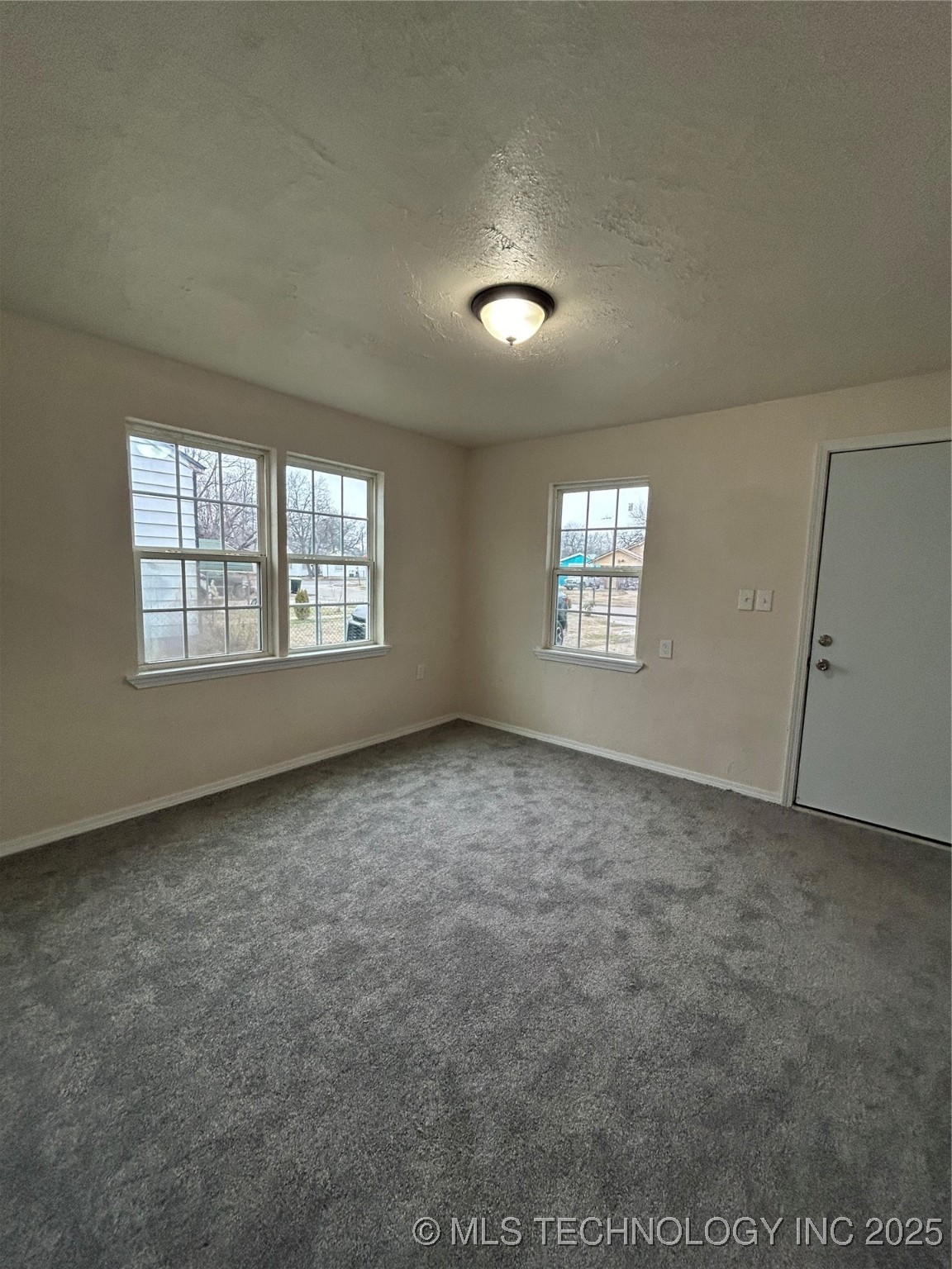 627 W 7th Property Photo 13