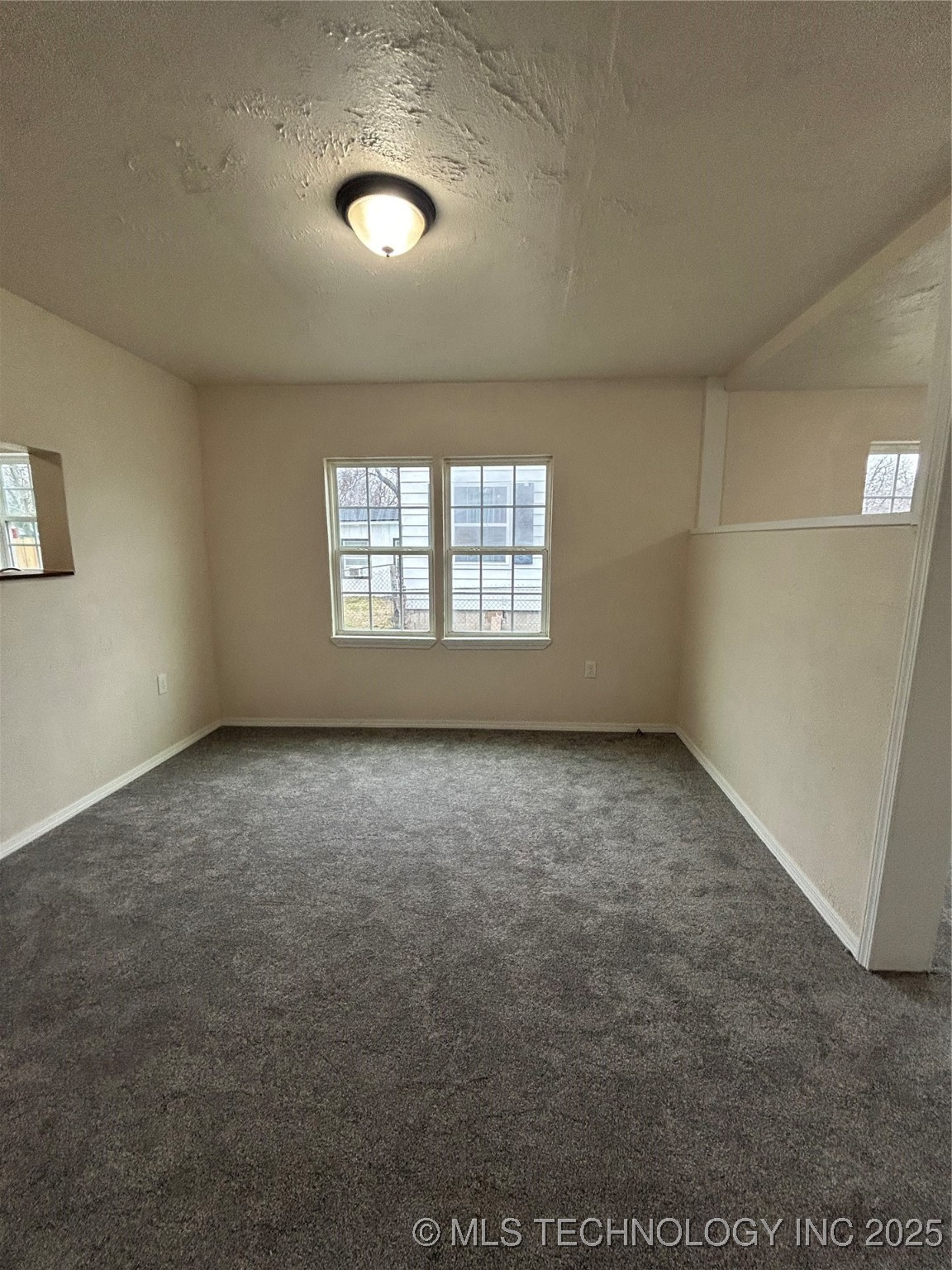 627 W 7th Property Photo 16