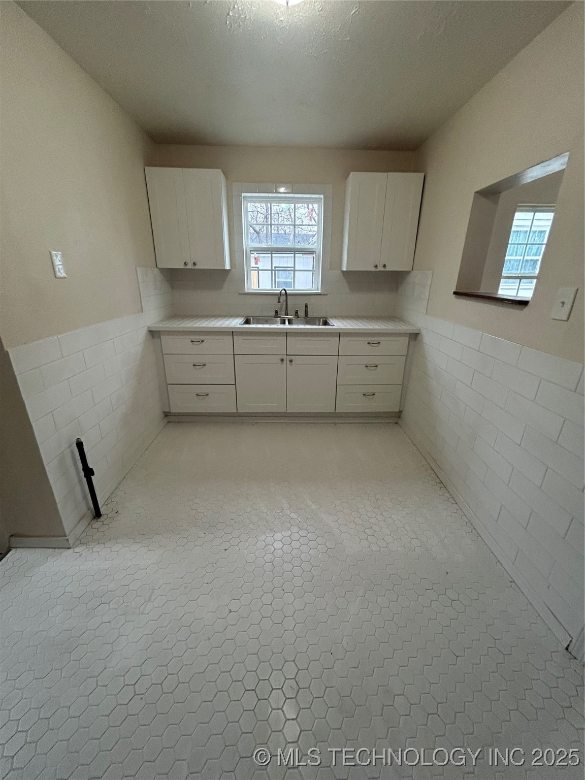 627 W 7th Property Photo 17